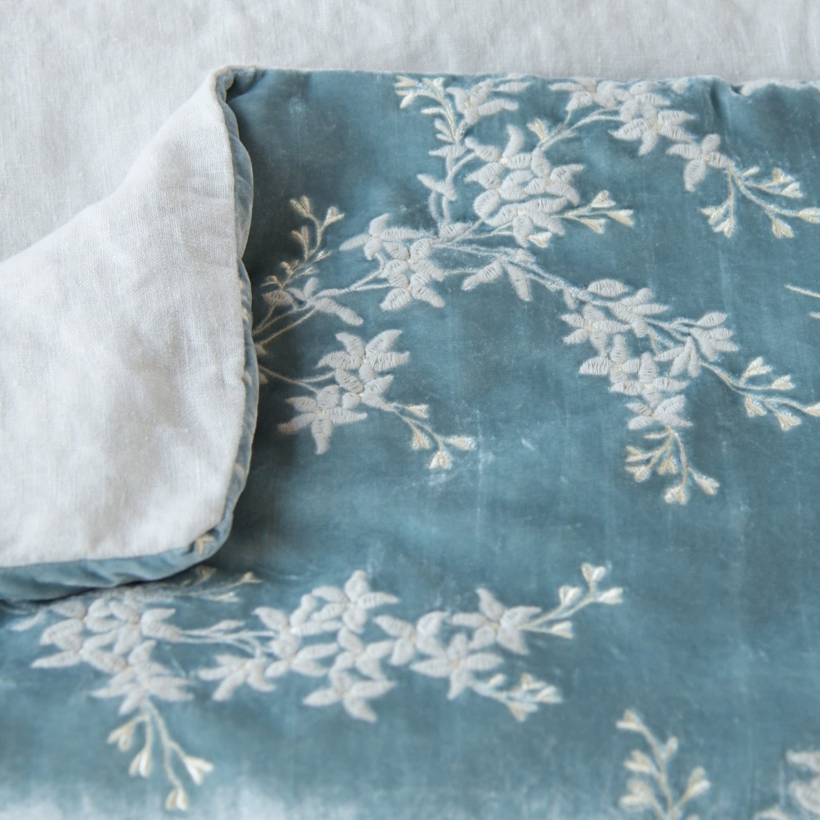 Bella Notte Lynette 24x24 Pillow