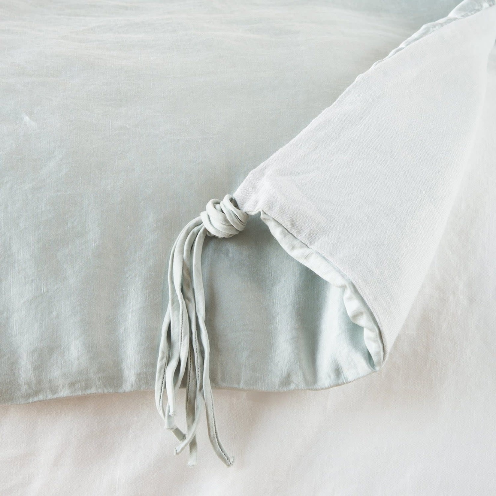 Bella Notte Taline Throw Blanket