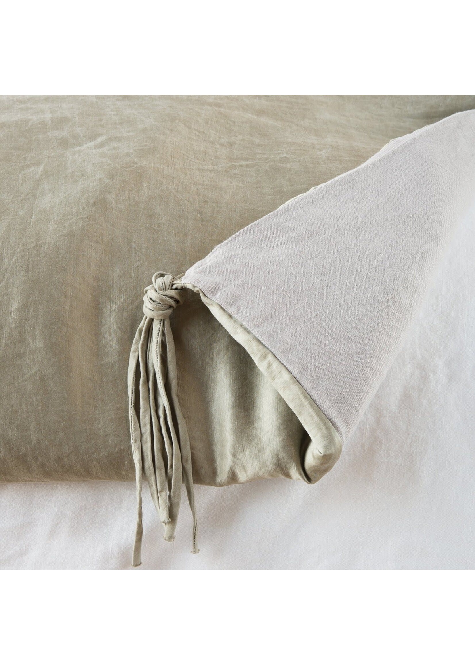 Bella Notte Taline Throw Blanket