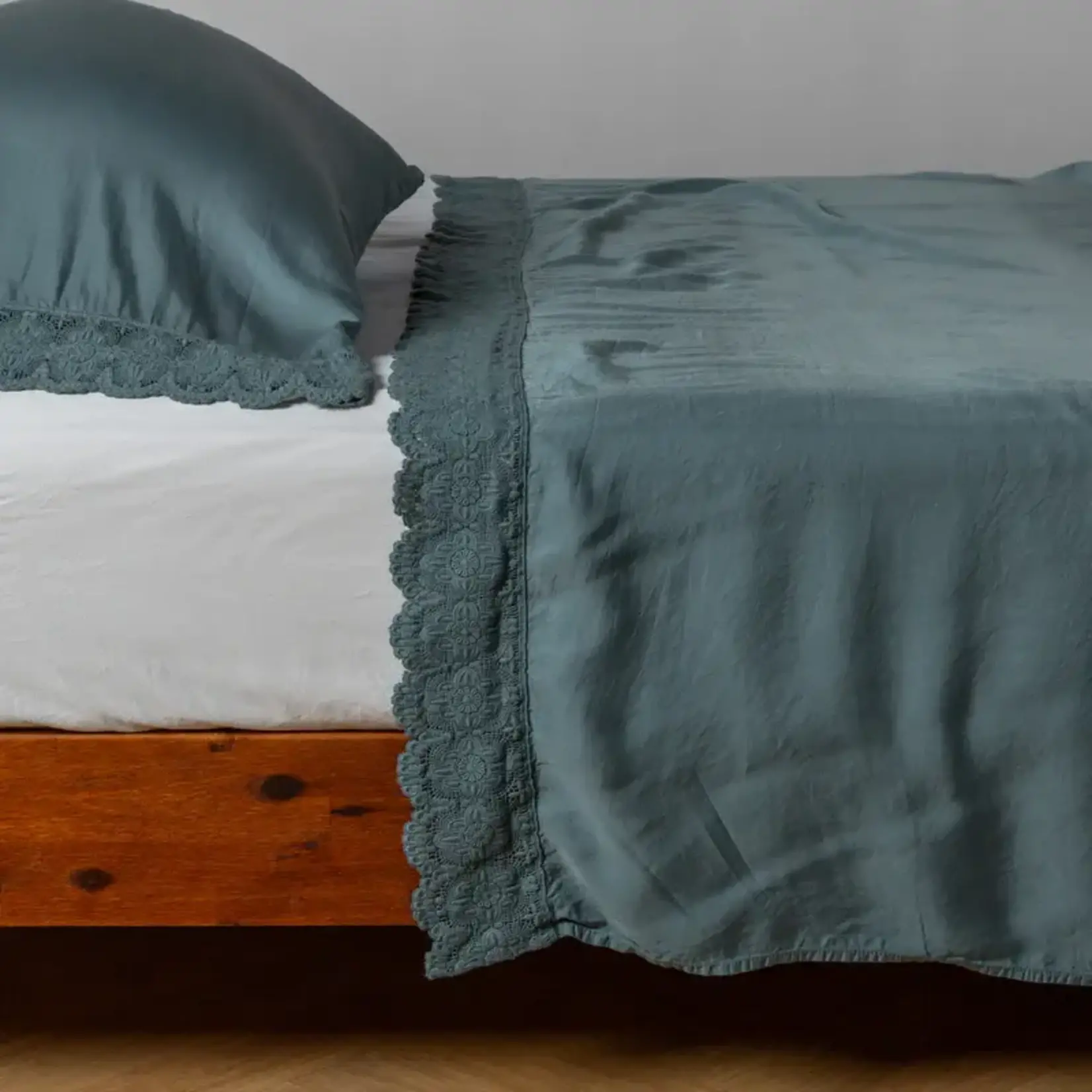 Bella Notte Madera Luxe with Donella Lace Flat Sheet