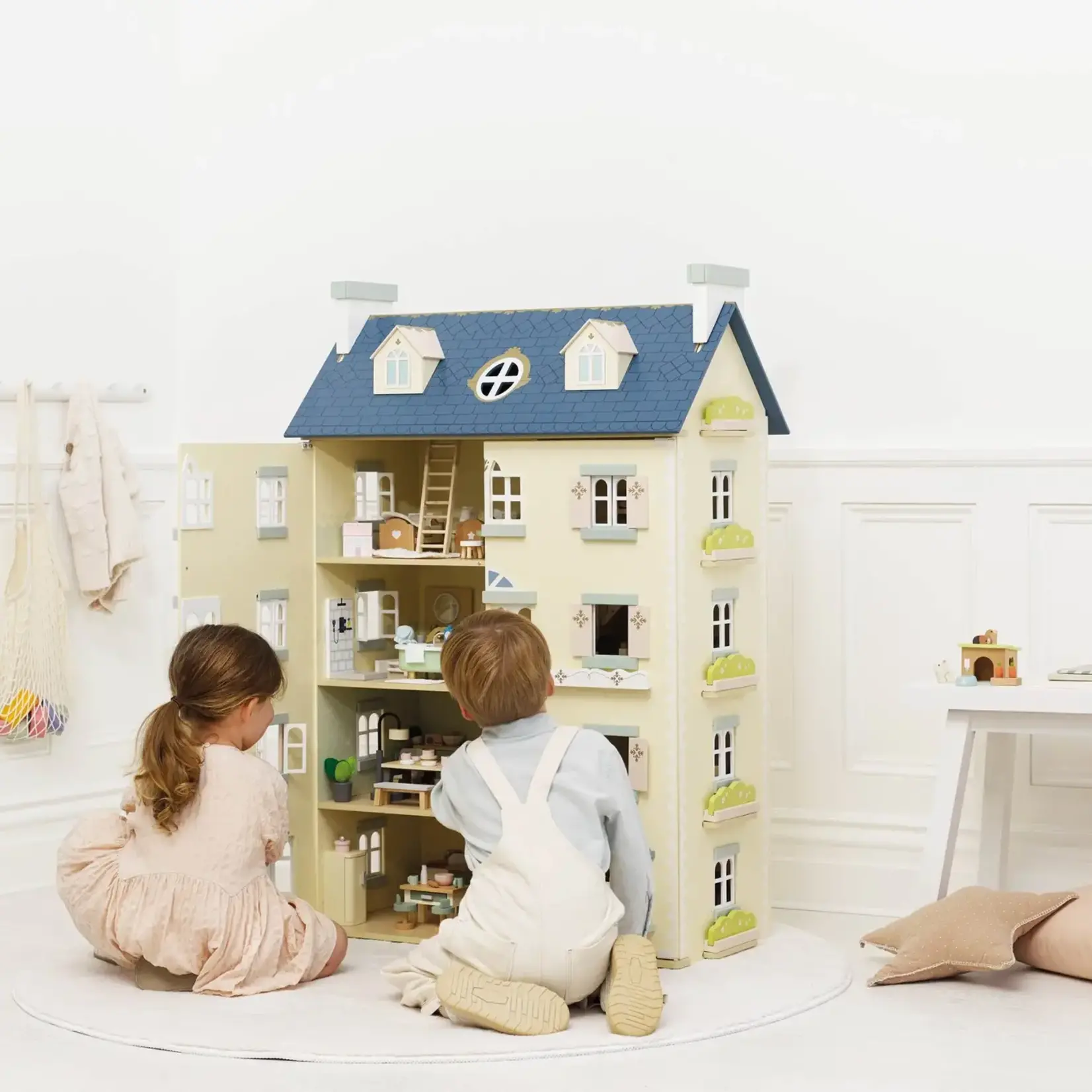 Le Toy Van, Inc. Palace Wooden Dolls House