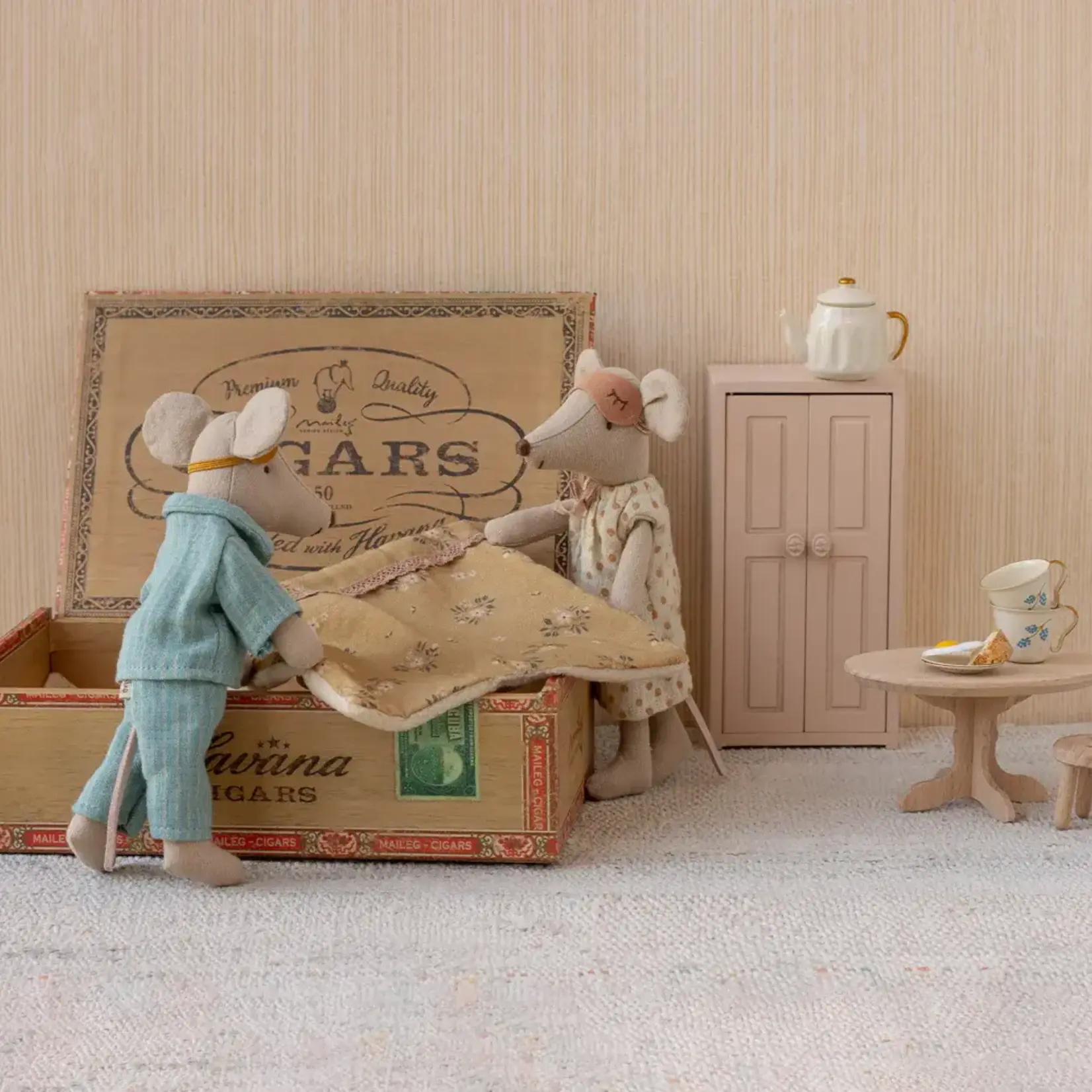 Maileg USA Mum & Dad mice in cigarbox ('26)