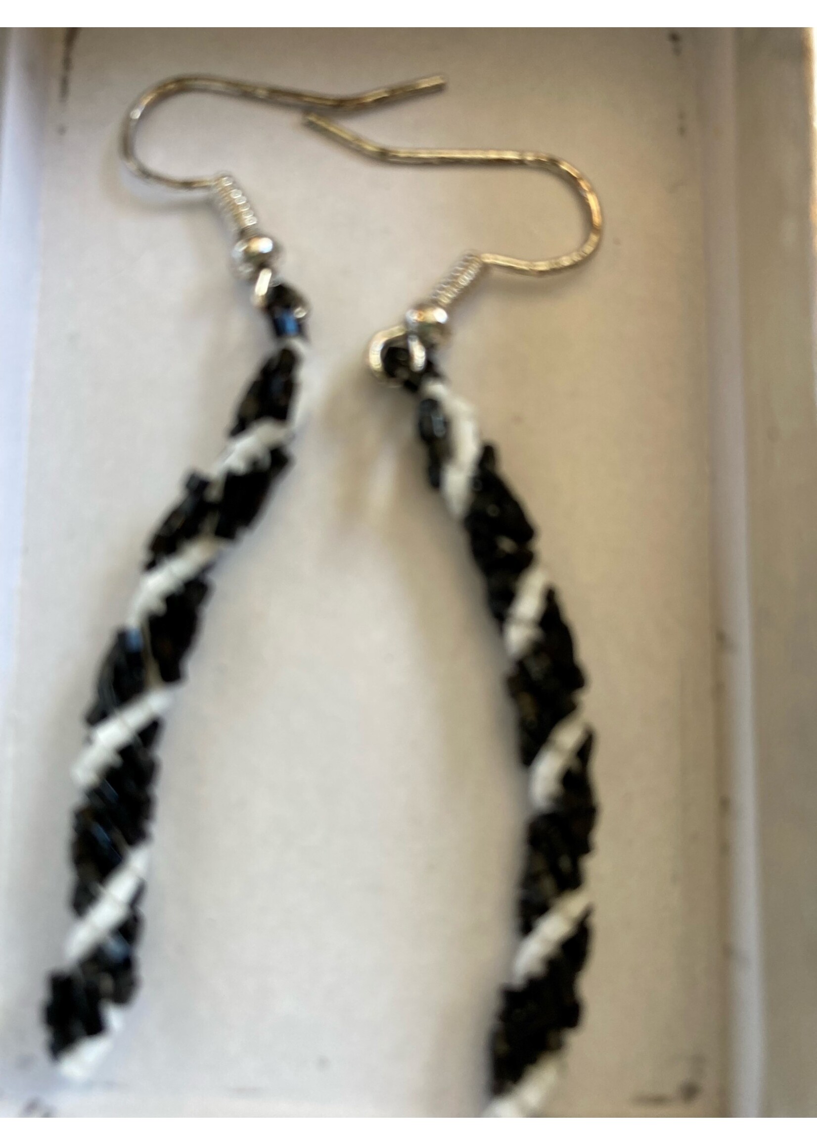GV Earrings Black & White Twist