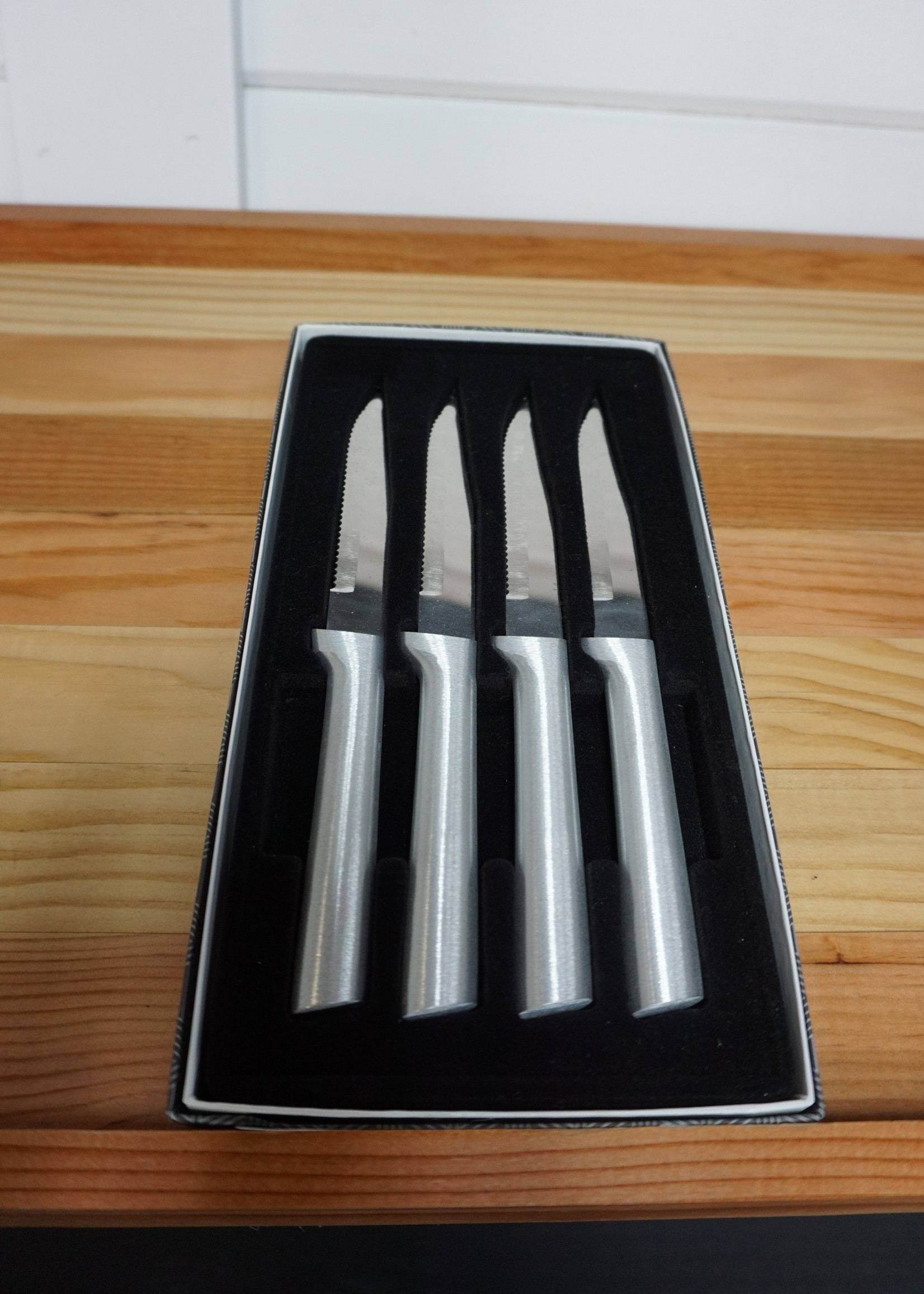 https://cdn.shoplightspeed.com/shops/654474/files/43252812/1652x2313x1/rada-rada-4-serrated-steak-knives-set.jpg