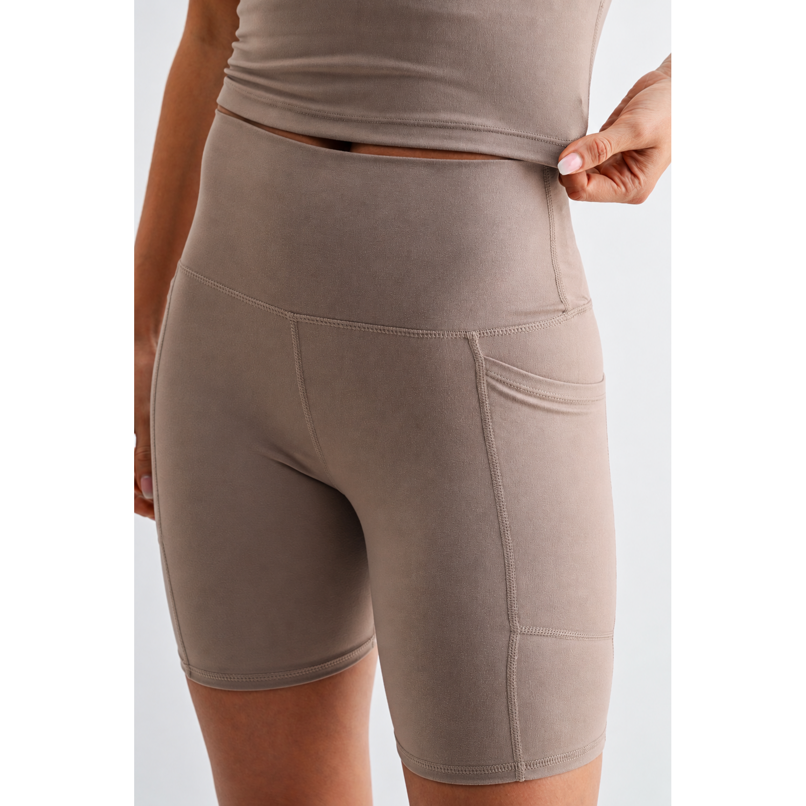 Light contour biker shorts
