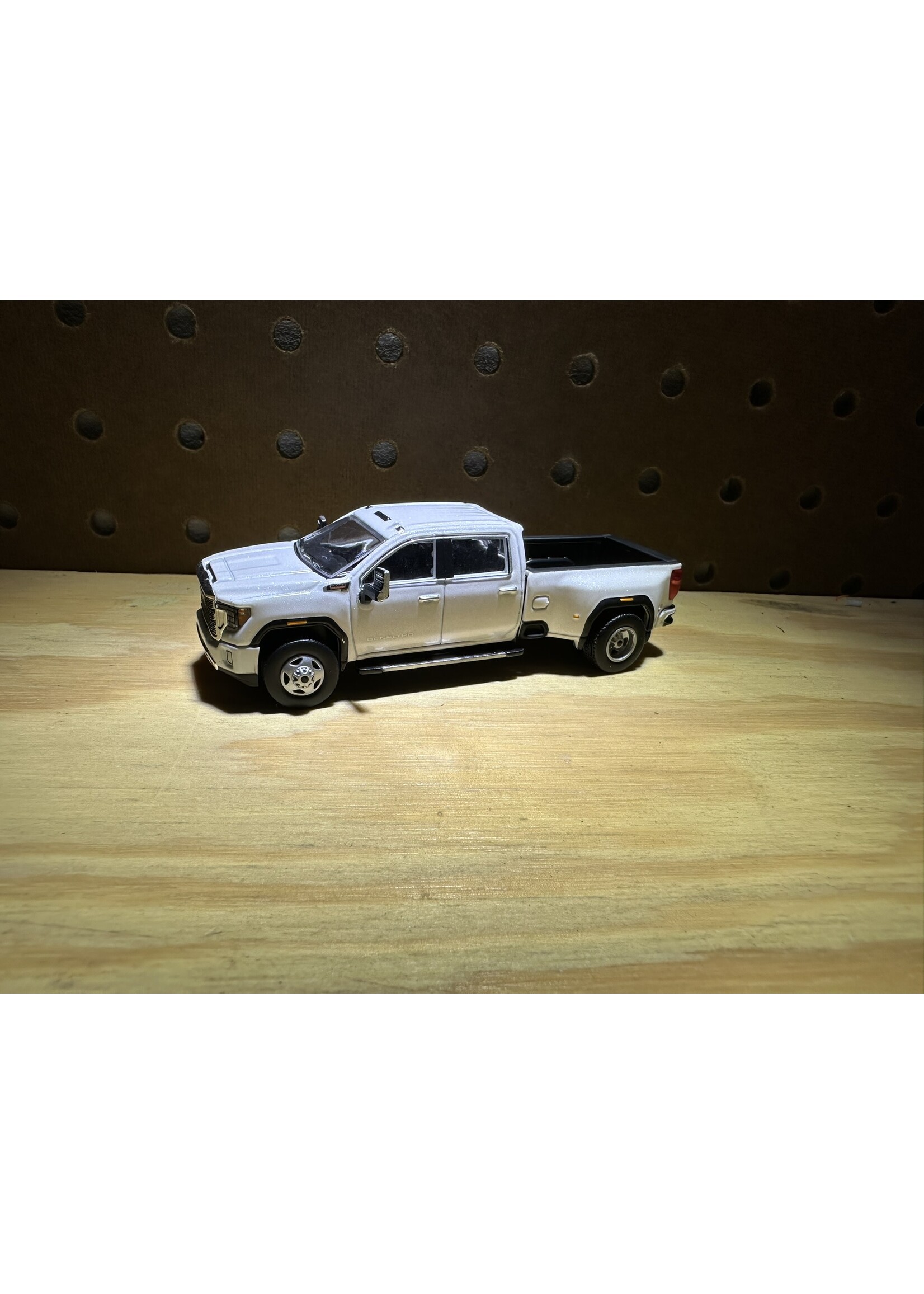 GMC 1/64 2022 GMC Sierra 3500 Denali Dually, White Frost