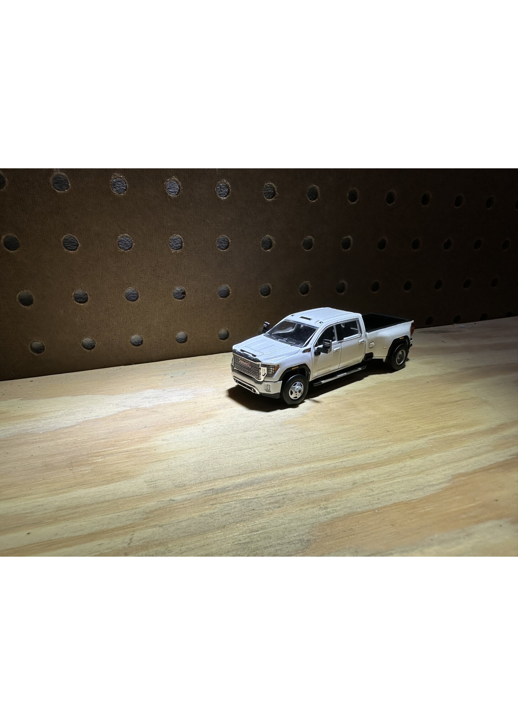 GMC 1/64 2022 GMC Sierra 3500 Denali Dually, White Frost