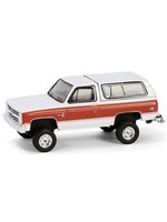Chevrolet 1/64 1984 Chevrolet K5 Blazer Silverado Lifted, Frost White & Apple Red, All-Terrain Series 16