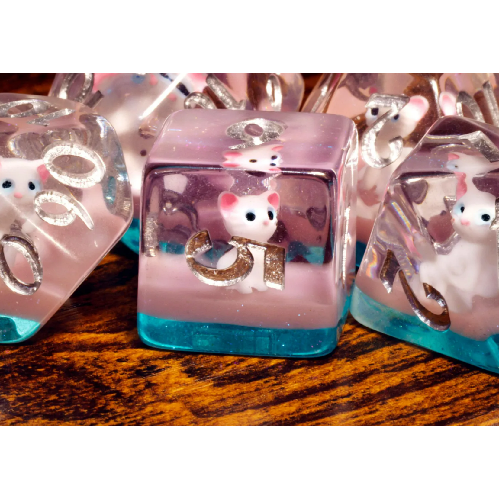 Chat blanc - Ensemble de dés polyhédriques par La Voûte du magicien