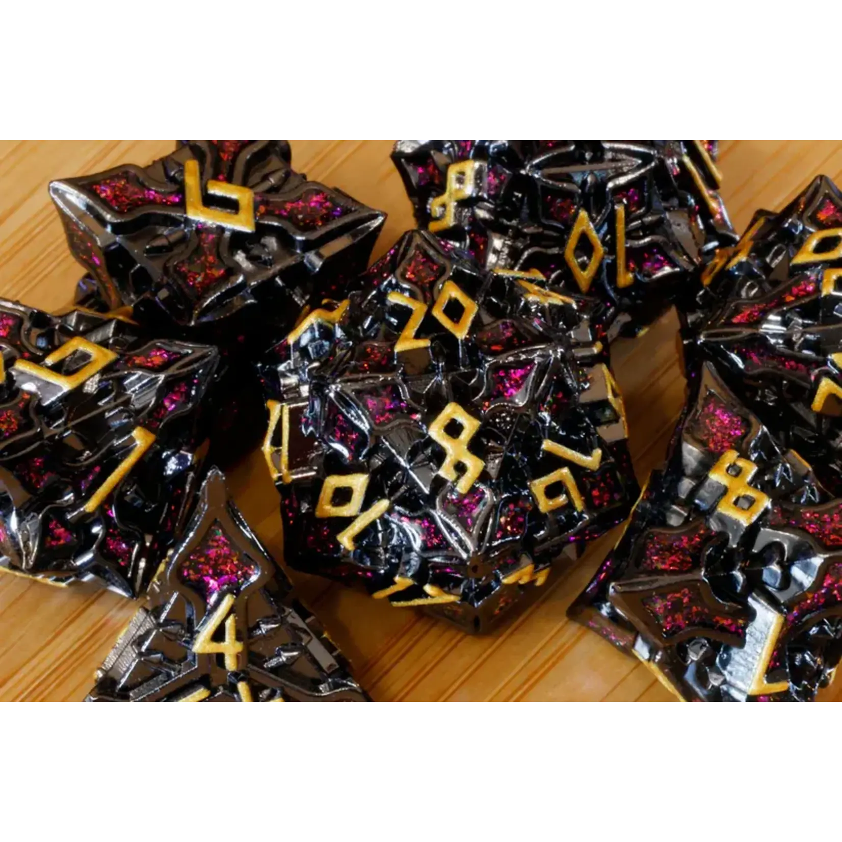 Runomancie (Noir - Rouge) - Ensemble de dés polyhédriques en métal La Voûte du Magicien