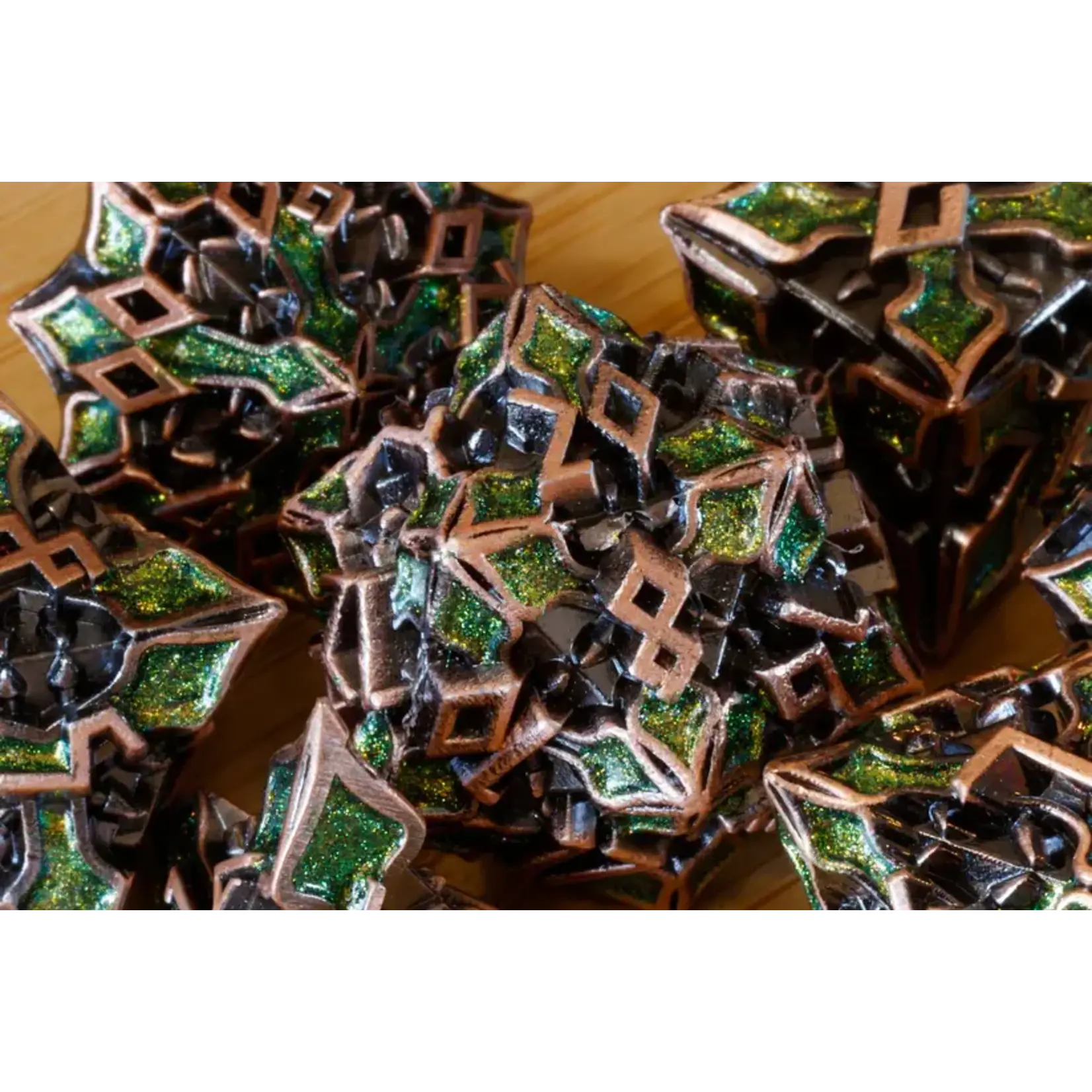 Runomancie (Cuivré - Vert) - Ensemble de dés polyhédriques en métal La Voûte du Magicien