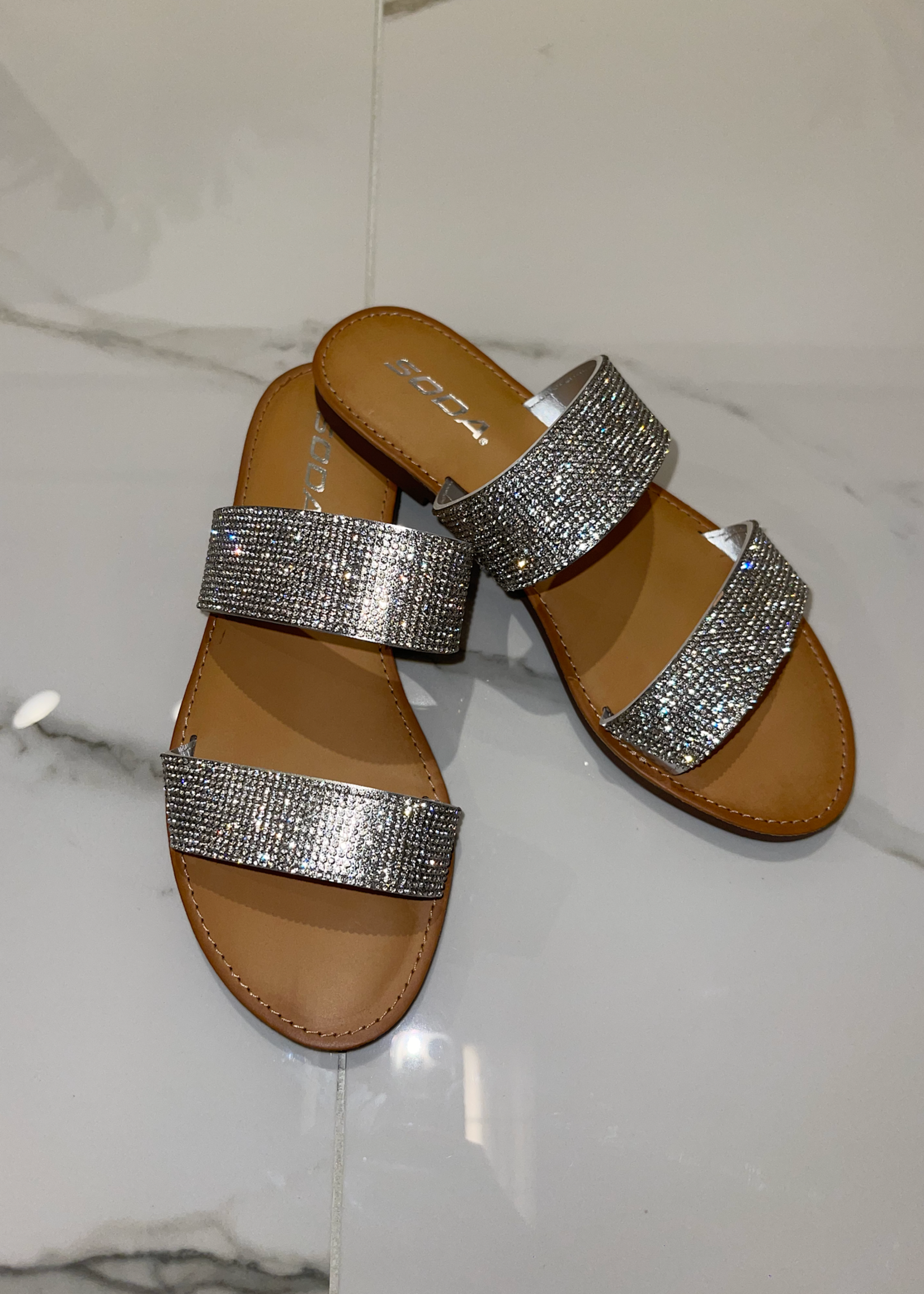 Ella Lo Tiene Todo Sandals