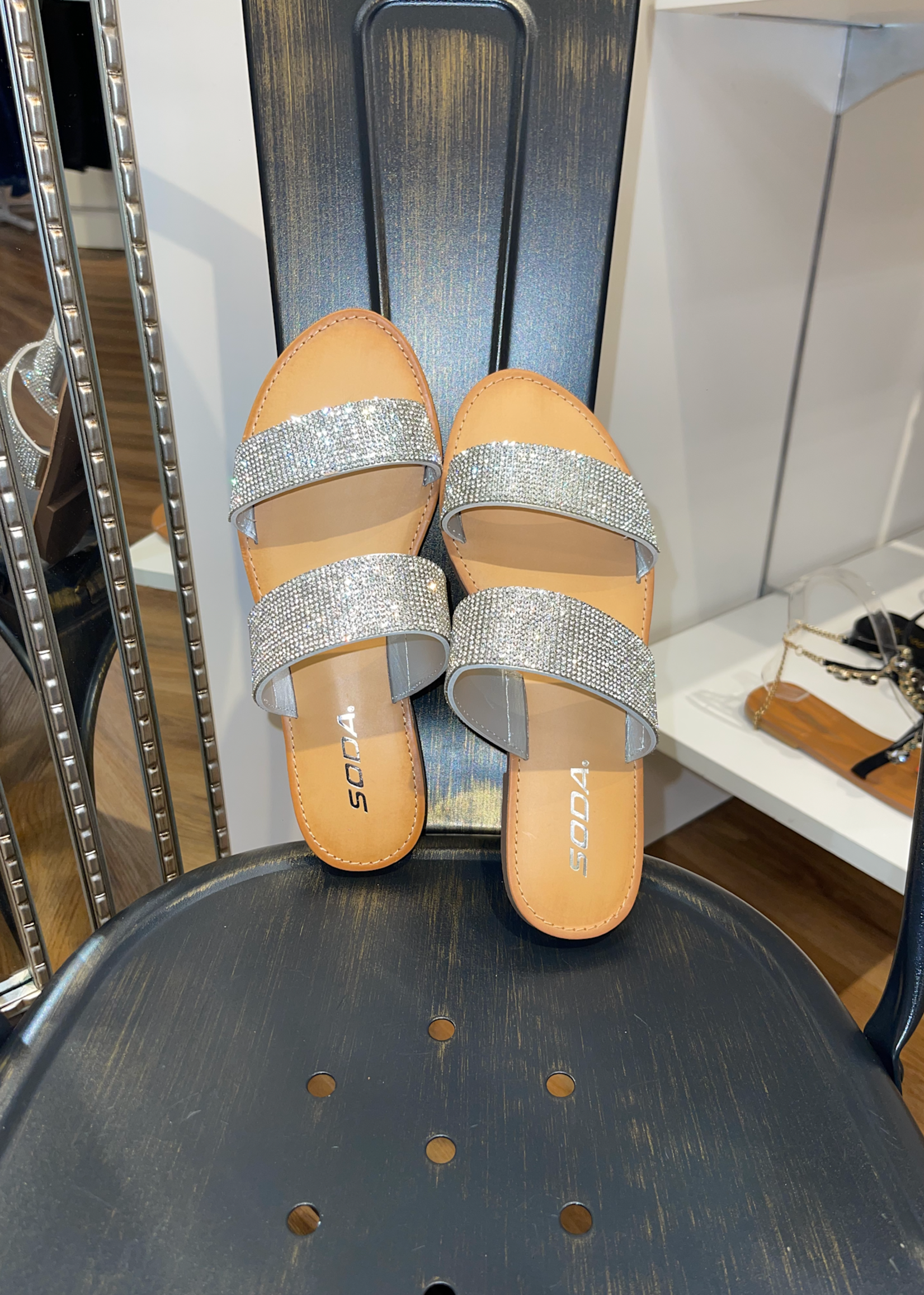 Ella Lo Tiene Todo Sandals
