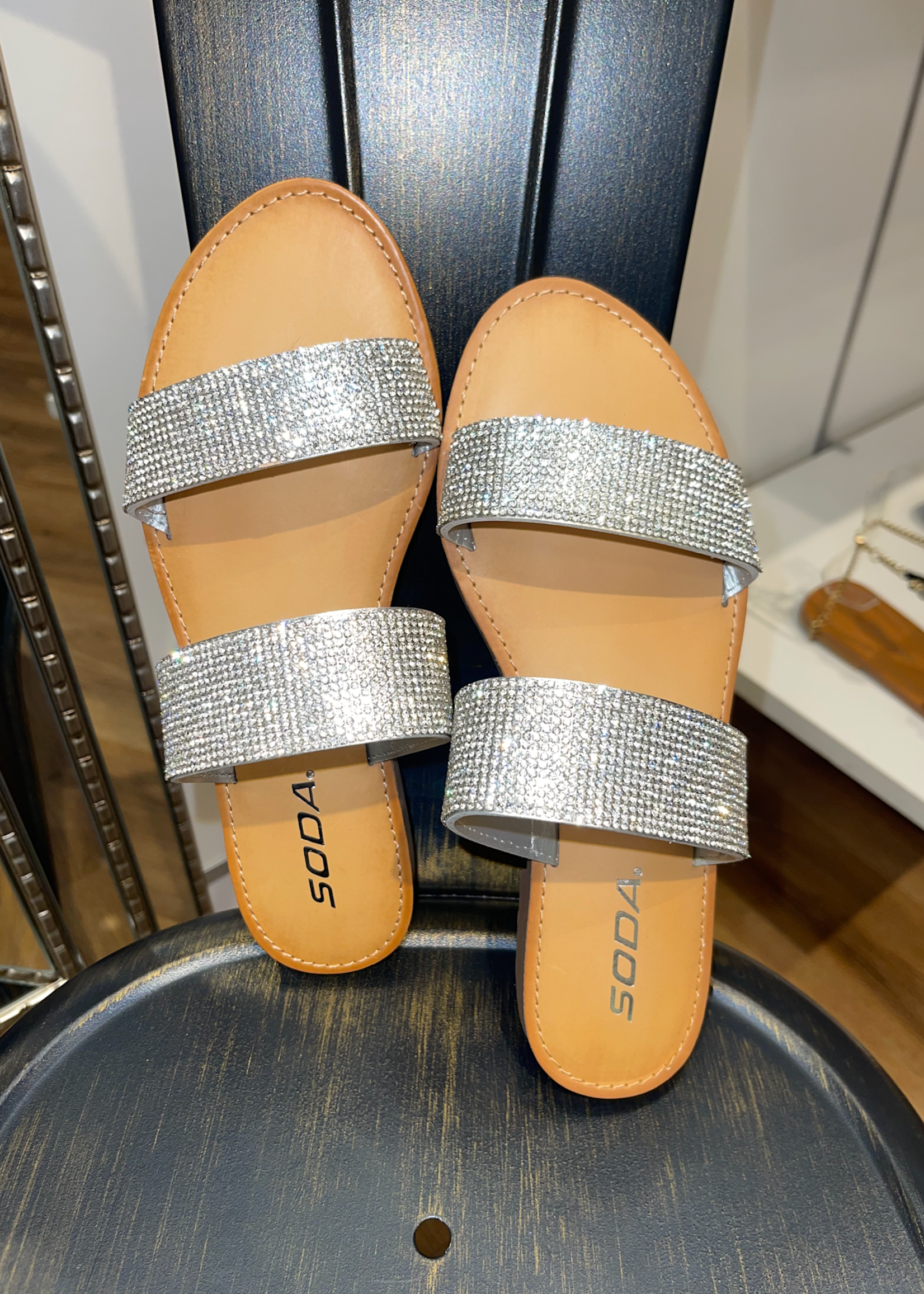 Ella Lo Tiene Todo Sandals