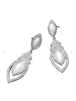 Center Of The Pearl Earrings