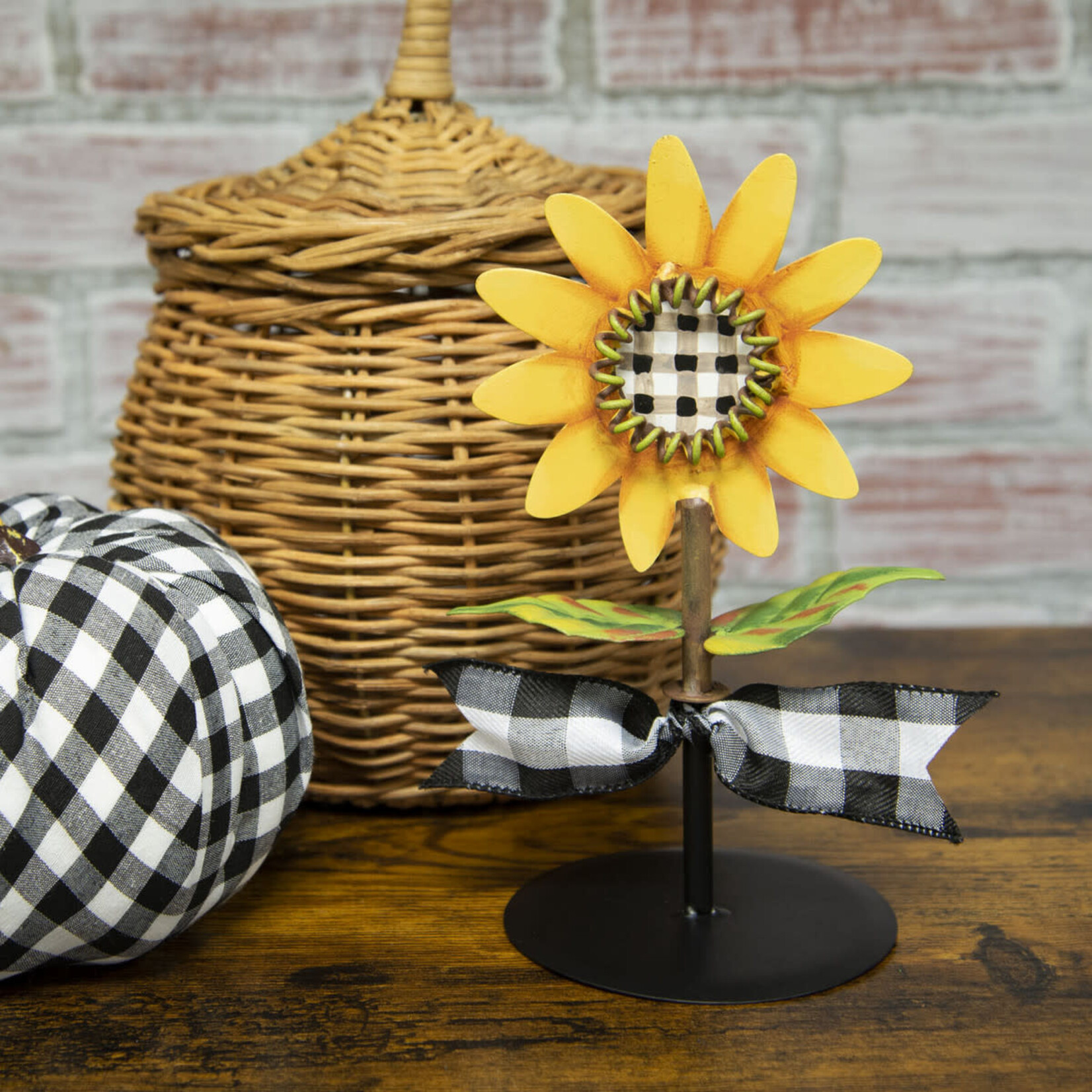 the round top collection short finial stand