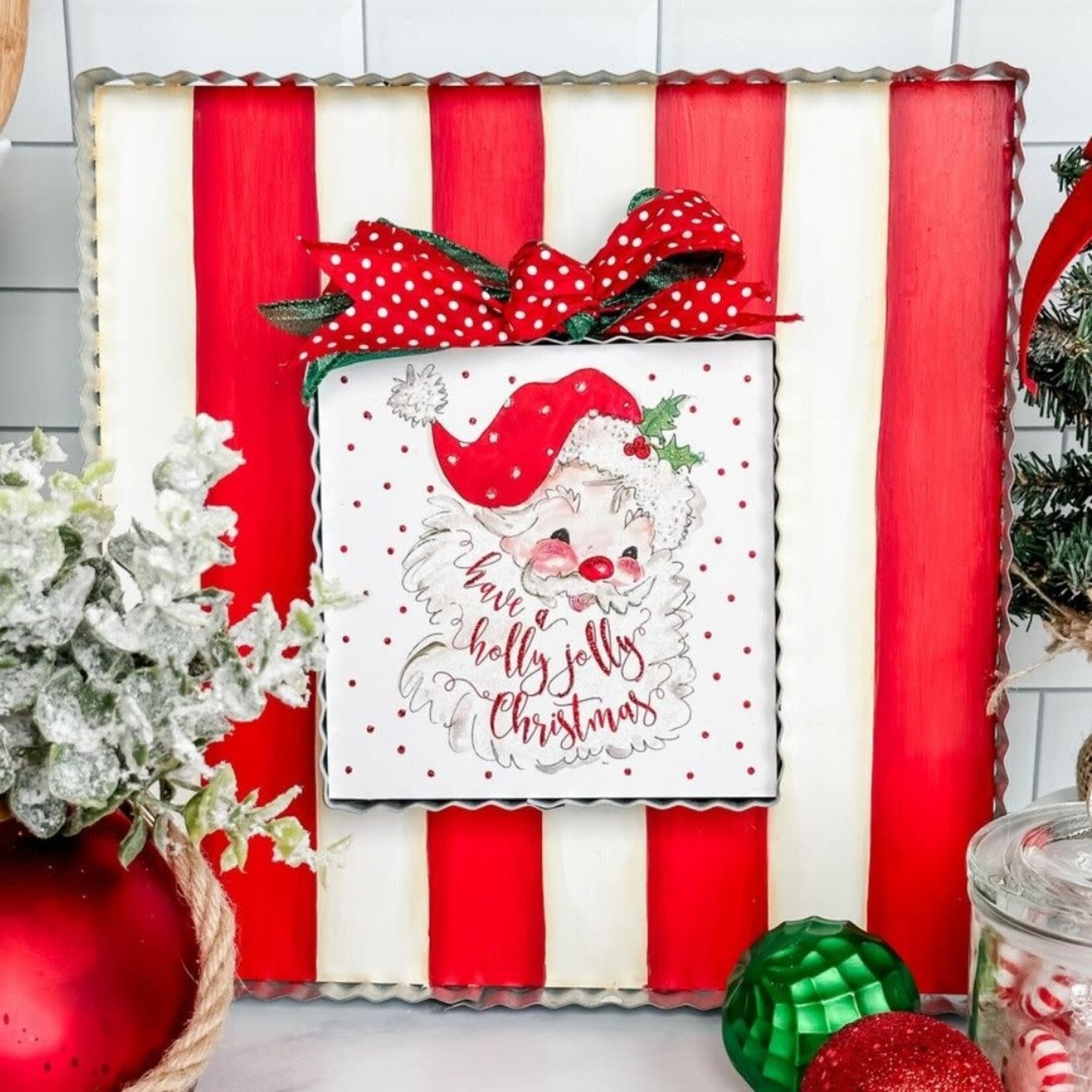 the round top collection holly jolly santa charm