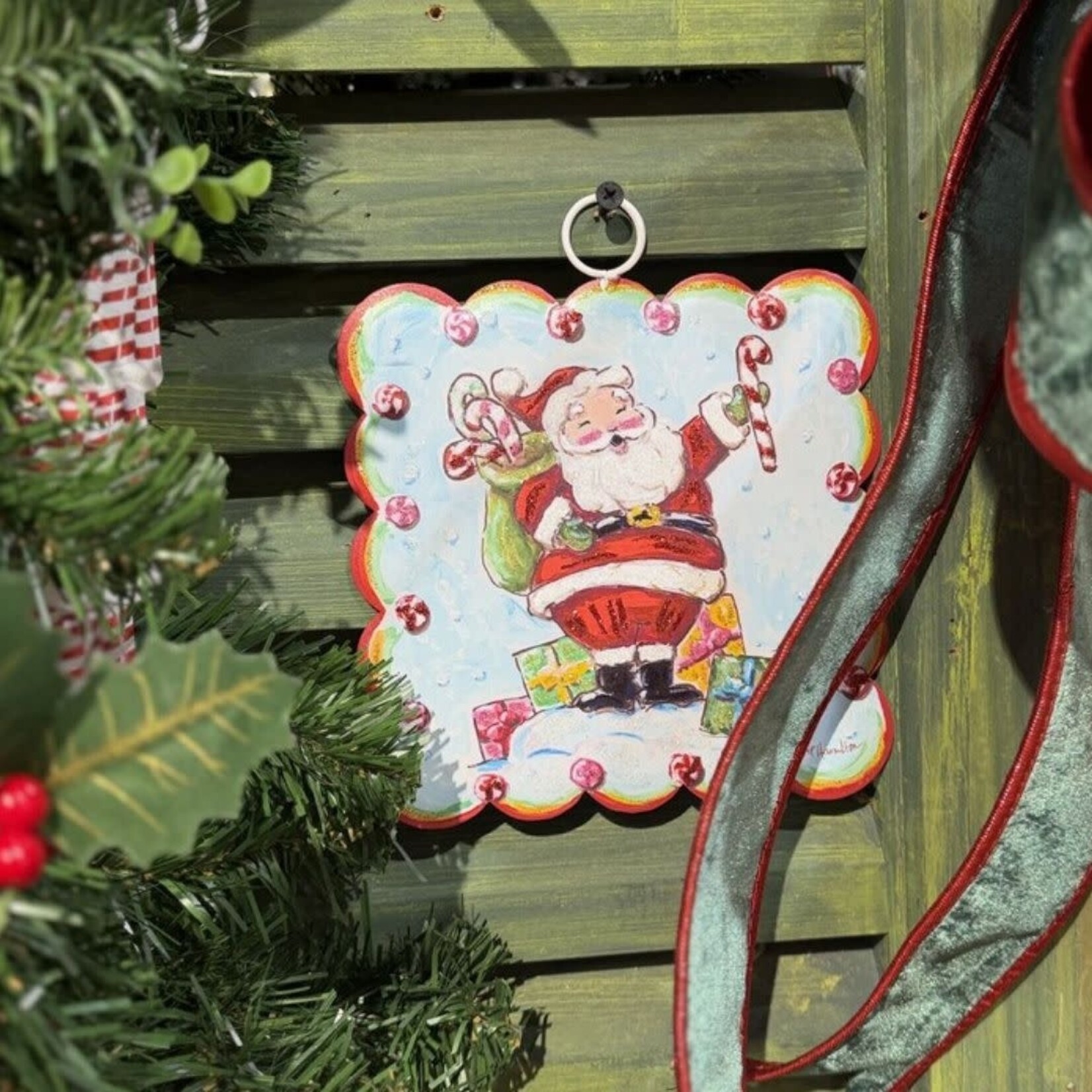 the round top collection scallop belly laugh santa with gifts charm