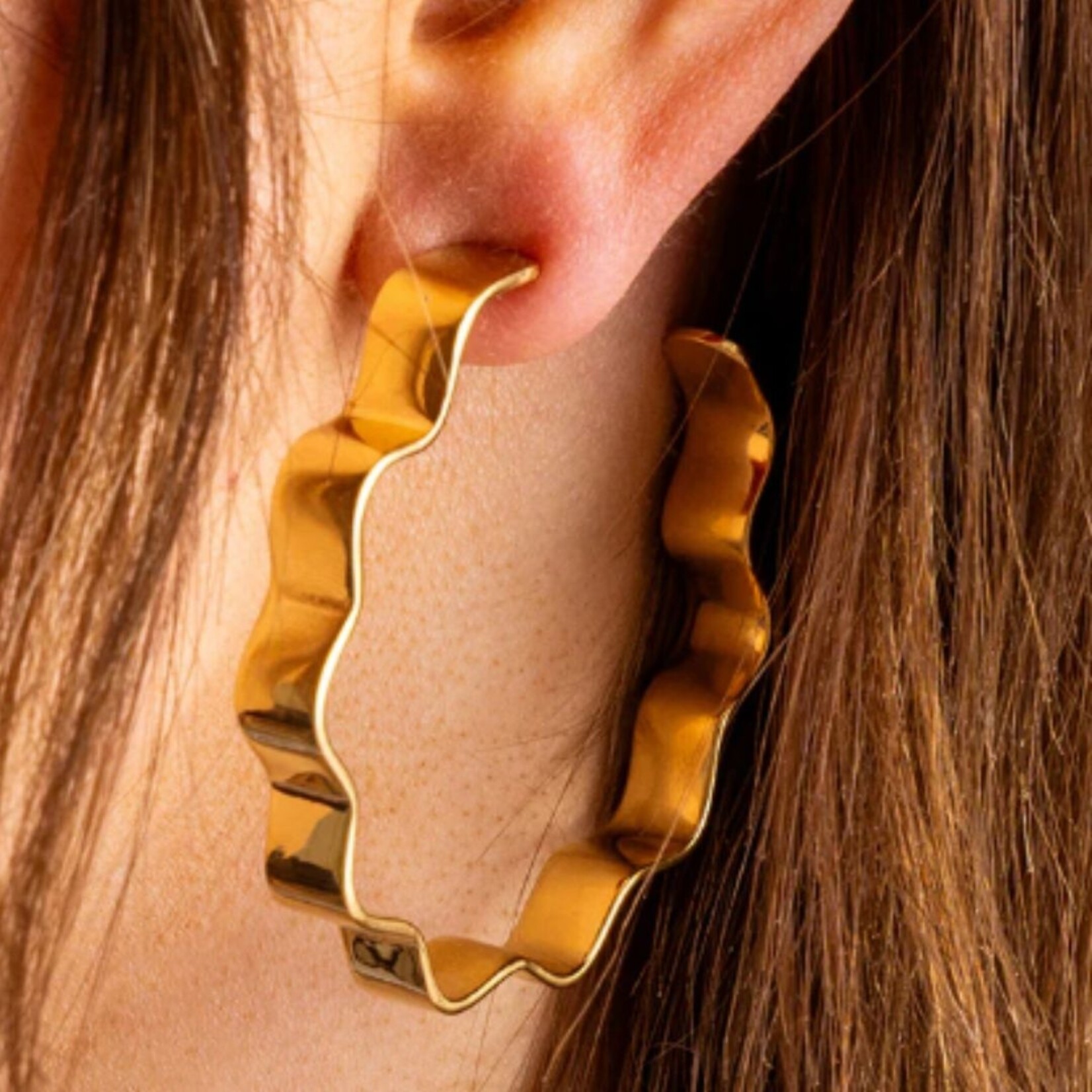 taylor elliott designs whitney wavy hoop earring