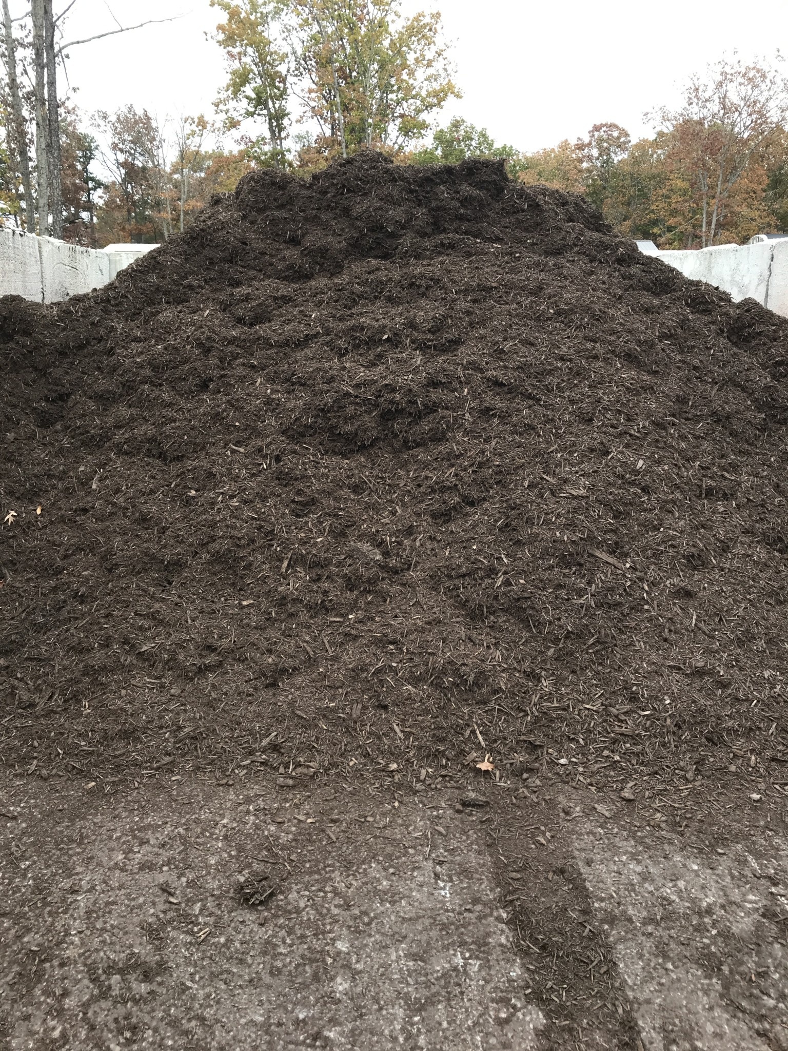 Brown Dyed Mulch 1 Scoop (approx 1cyd)