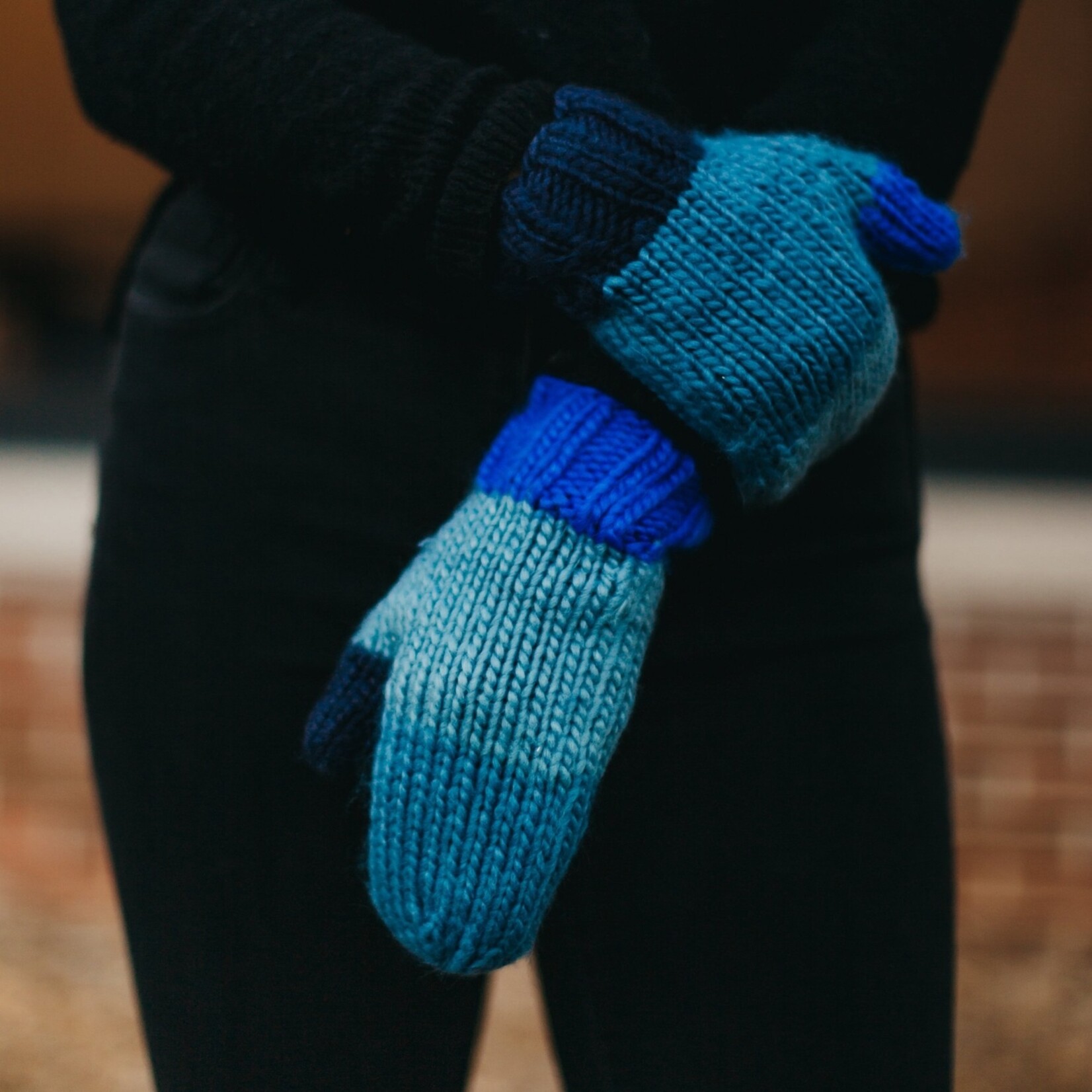 pretty simple CURE mittens - blue