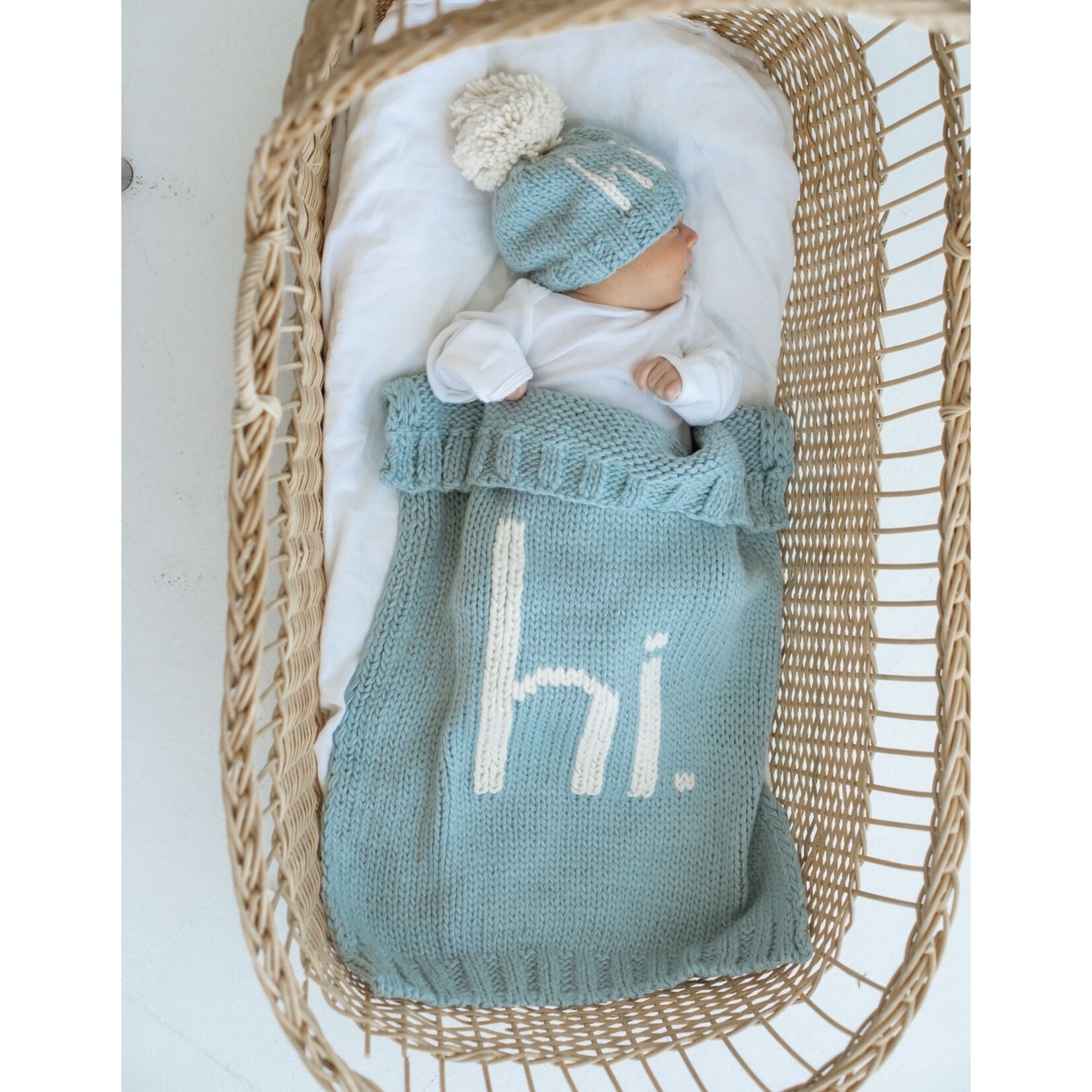 huggalugs hi. blue knit blanket
