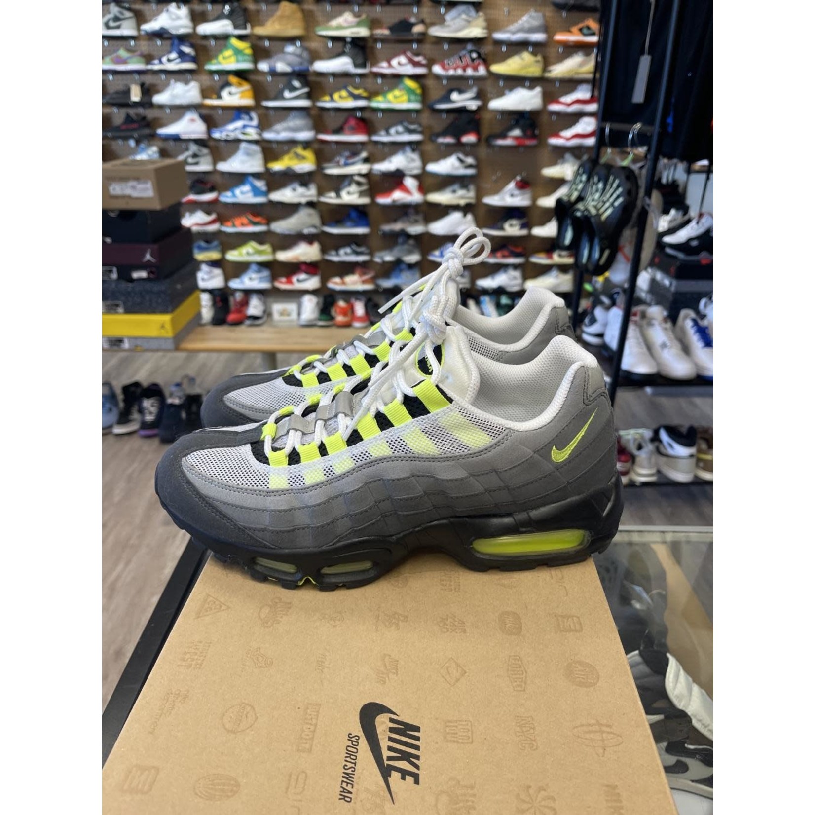 Nike Nike Air Max 95 OG Neon (2012) Size 9, PREOWNED