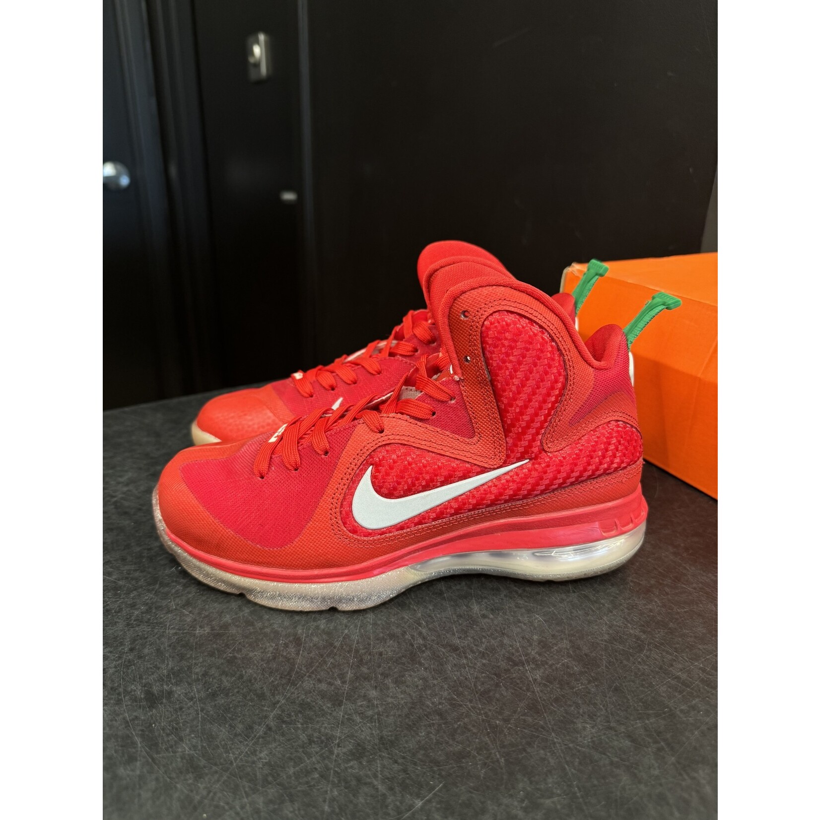 Nike Nike LeBron 9 Christmas (GS) Size 5, PREOWNED