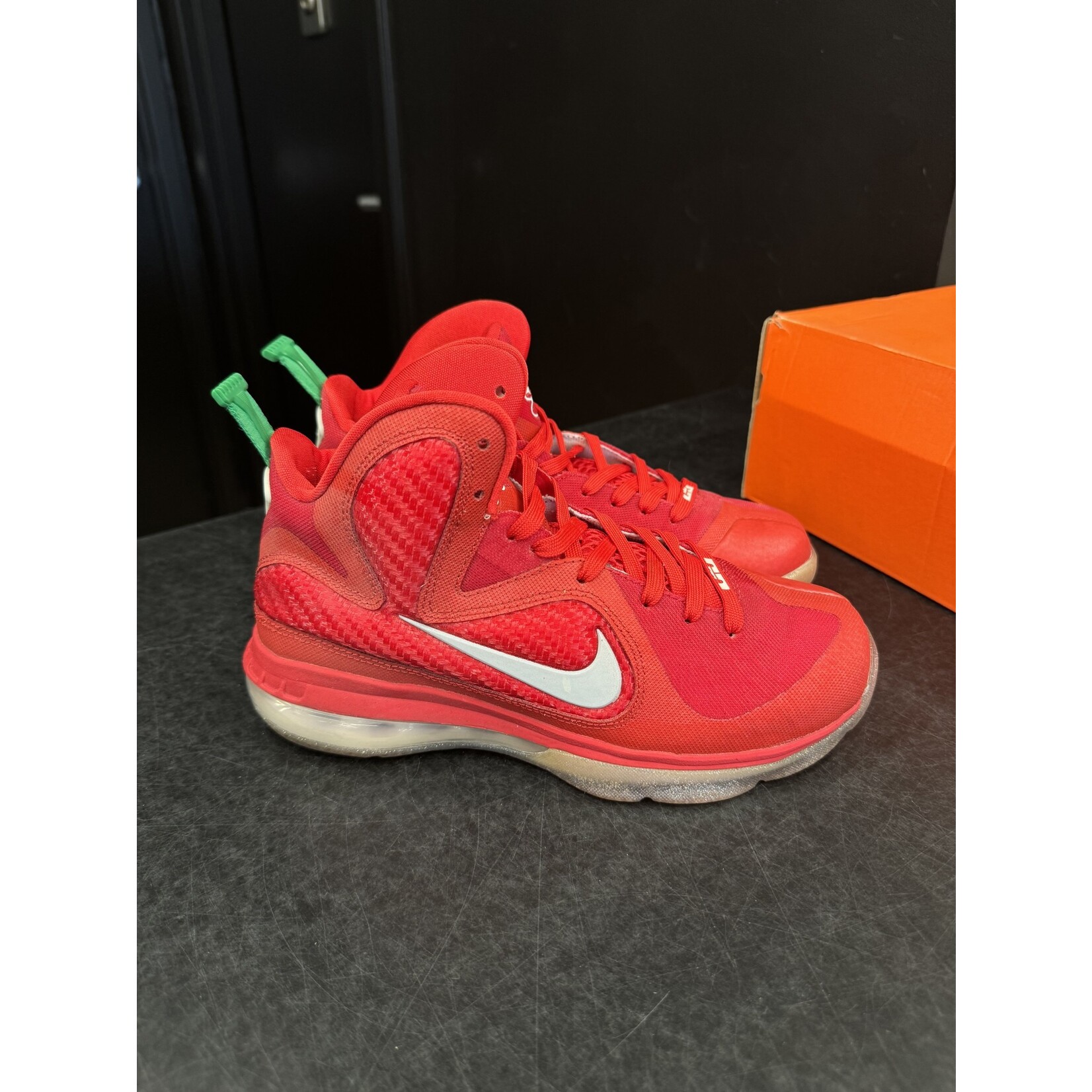 Nike Nike LeBron 9 Christmas (GS) Size 5, PREOWNED