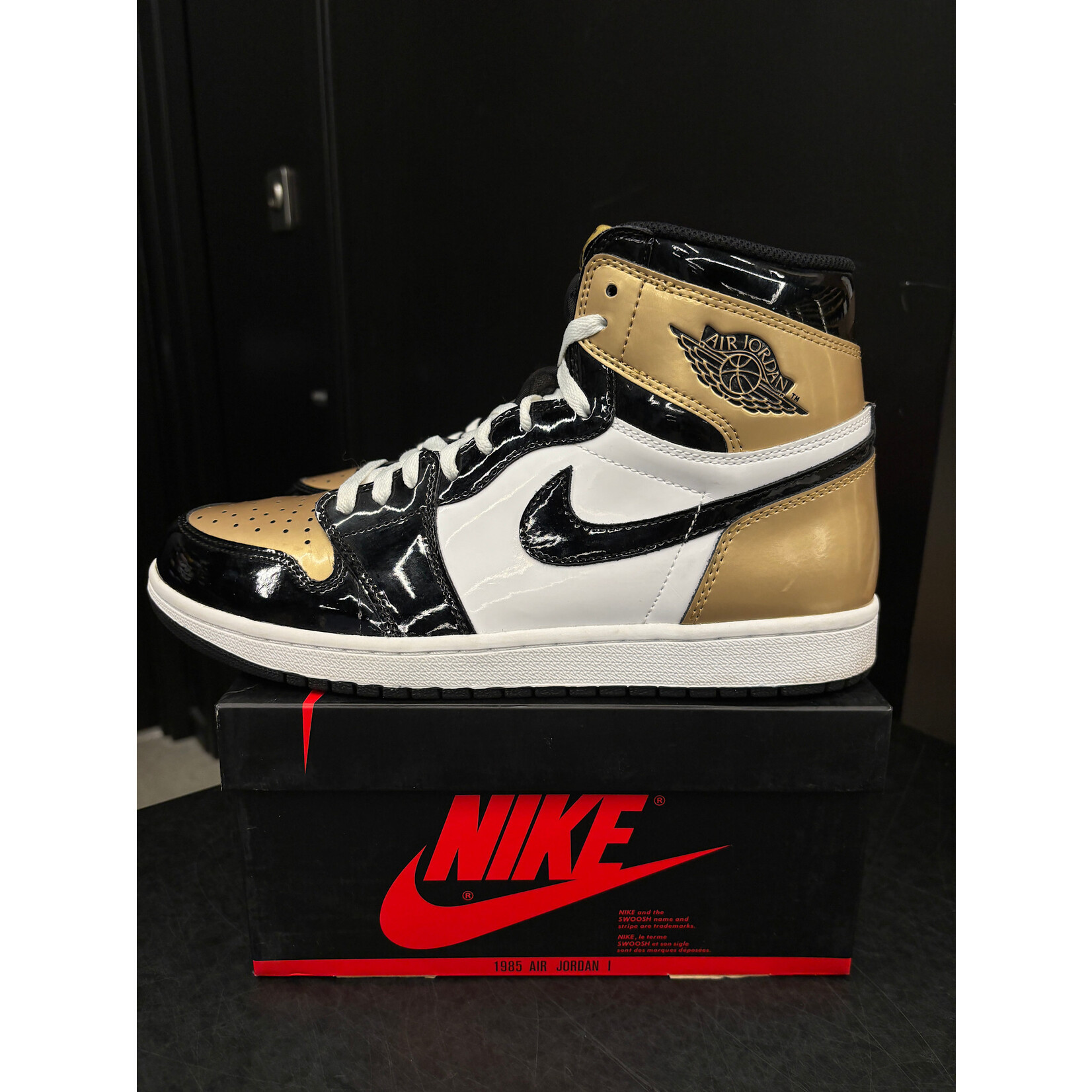 Jordan Jordan 1 Retro High Gold Top 3 Size 10.5, PREOWNED