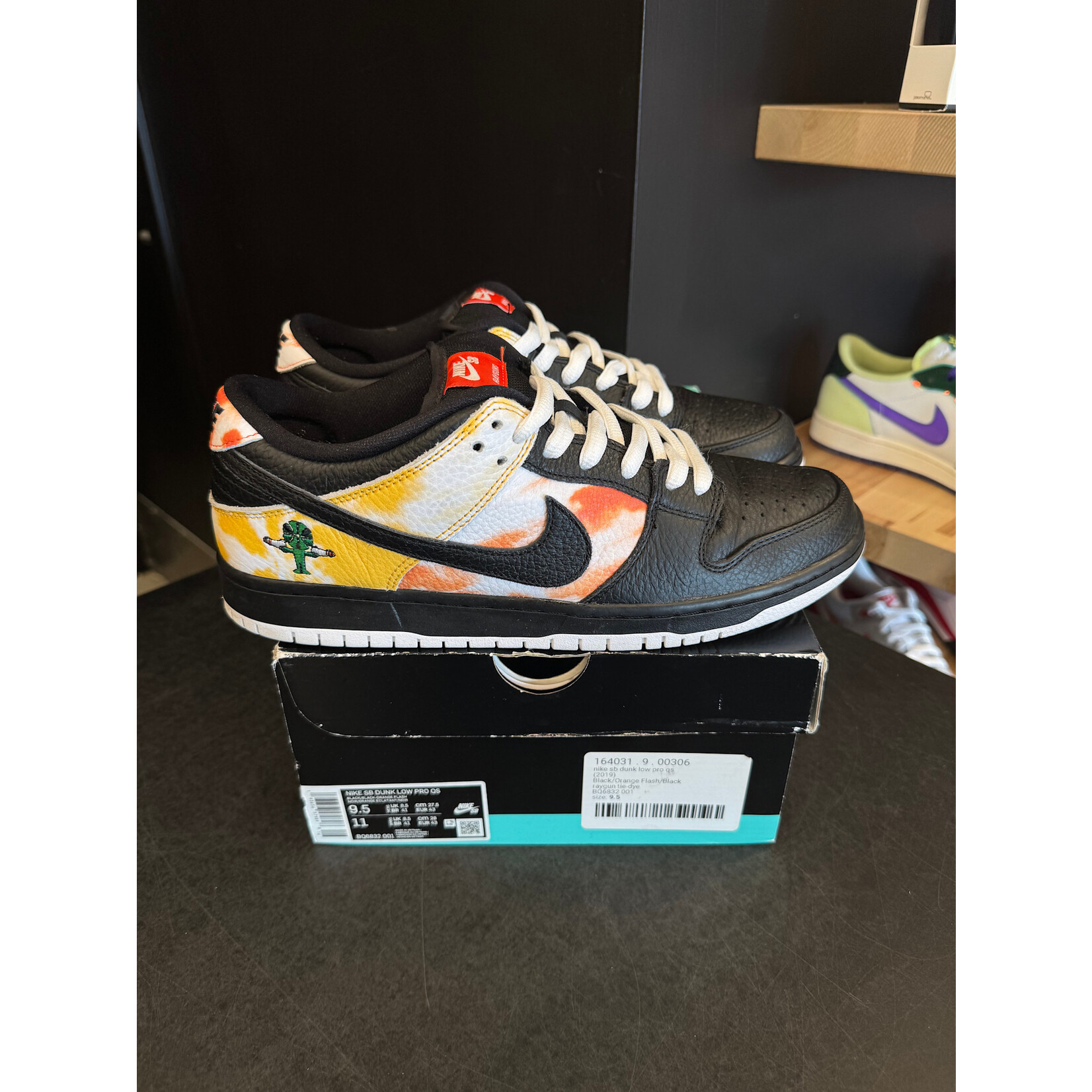 Nike Nike SB Dunk Low Raygun Size 9.5, PREOWNED