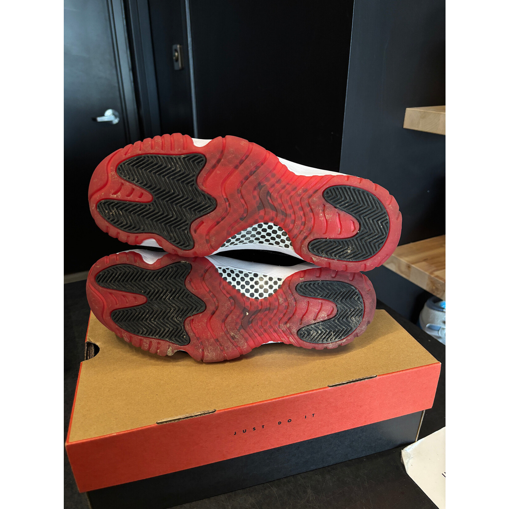 Jordan Jordan 11 Retro Playoffs Bred (2019) Size 9, PREOWNED