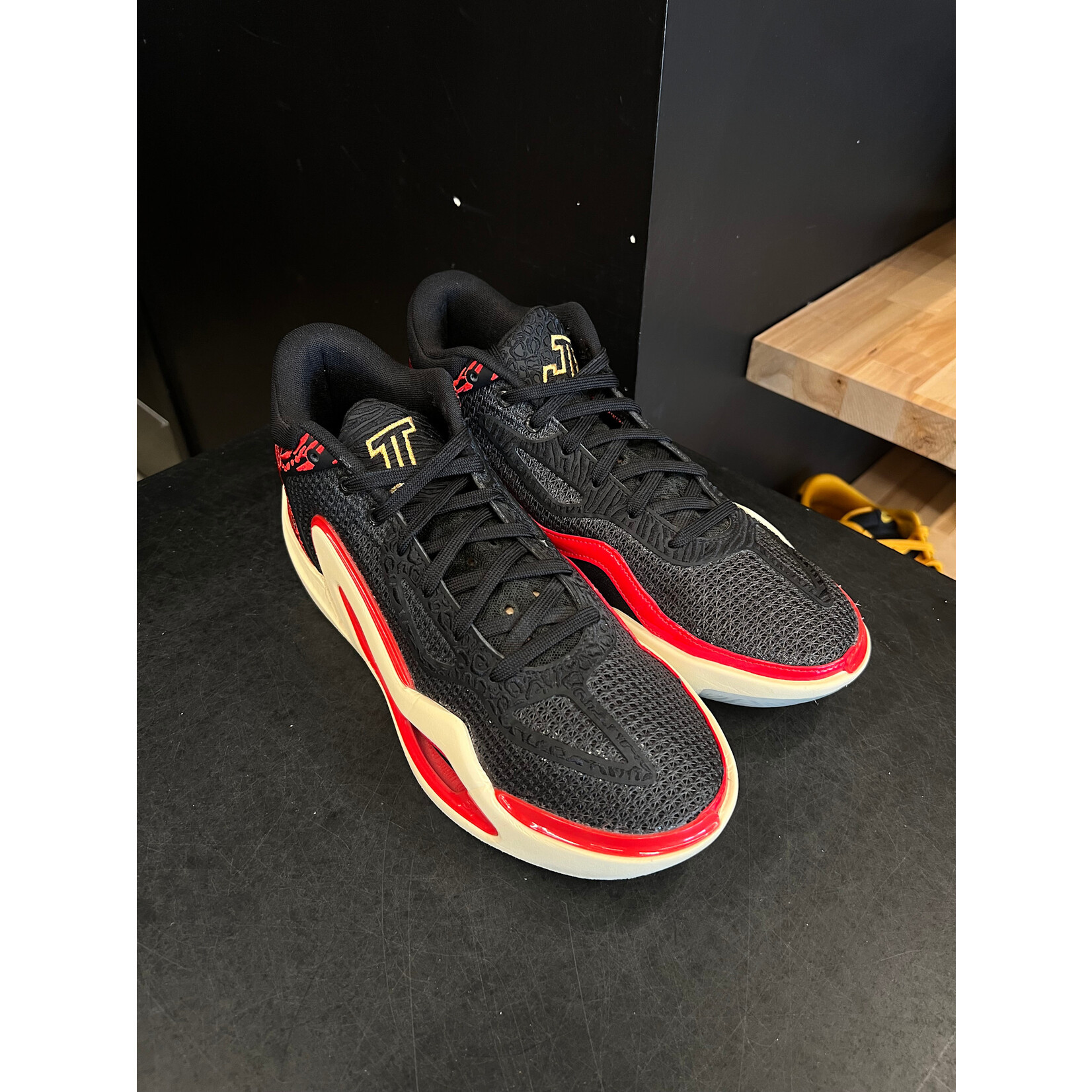 Jordan Jordan Tatum 1 Zoo Size 8.5, PREOWNED