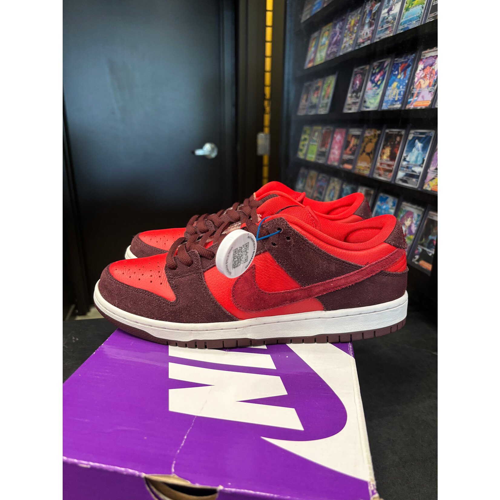 Nike Nike SB Dunk Low Cherry Size 9, PREOWNED