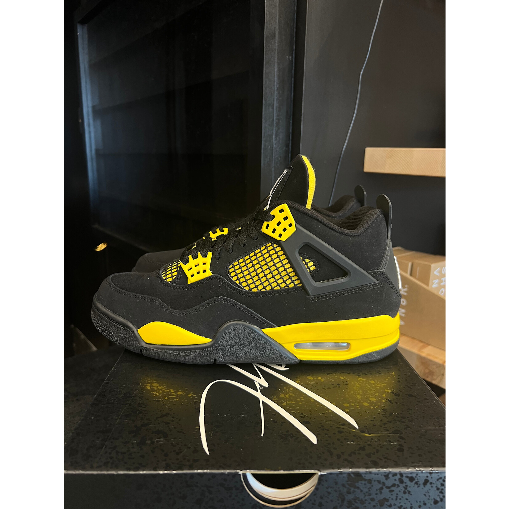 Jordan Jordan 4 Retro Thunder (2023) Size 8, PREOWNED