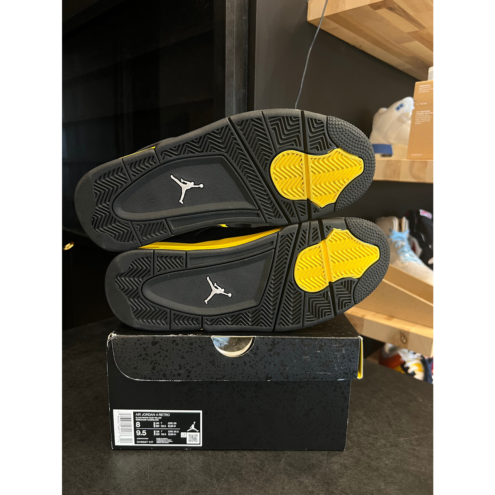 Jordan Jordan 4 Retro Thunder (2023) Size 8, PREOWNED