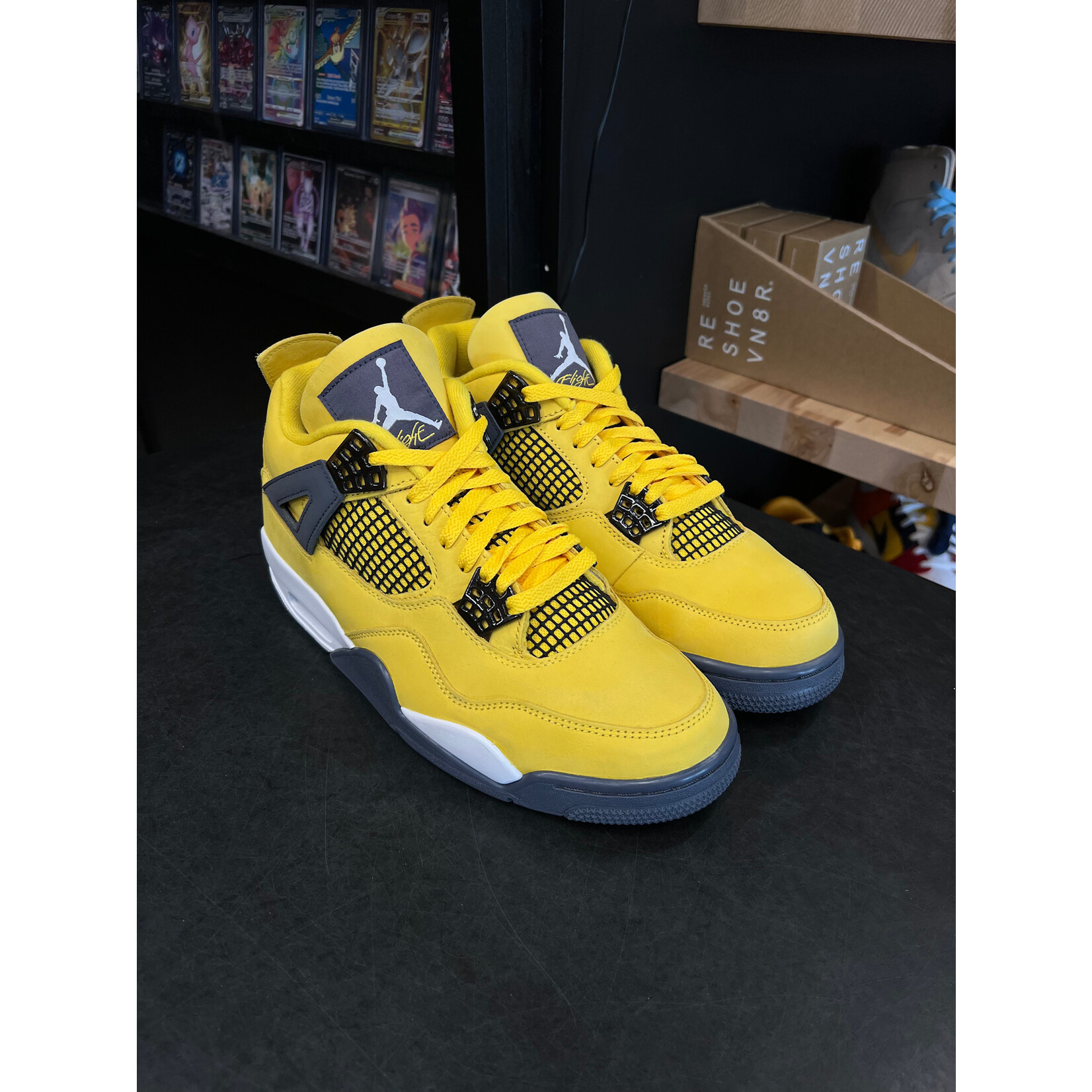 Jordan Jordan 4 Retro Lightning (2021) Size 9.5, PREOWNED
