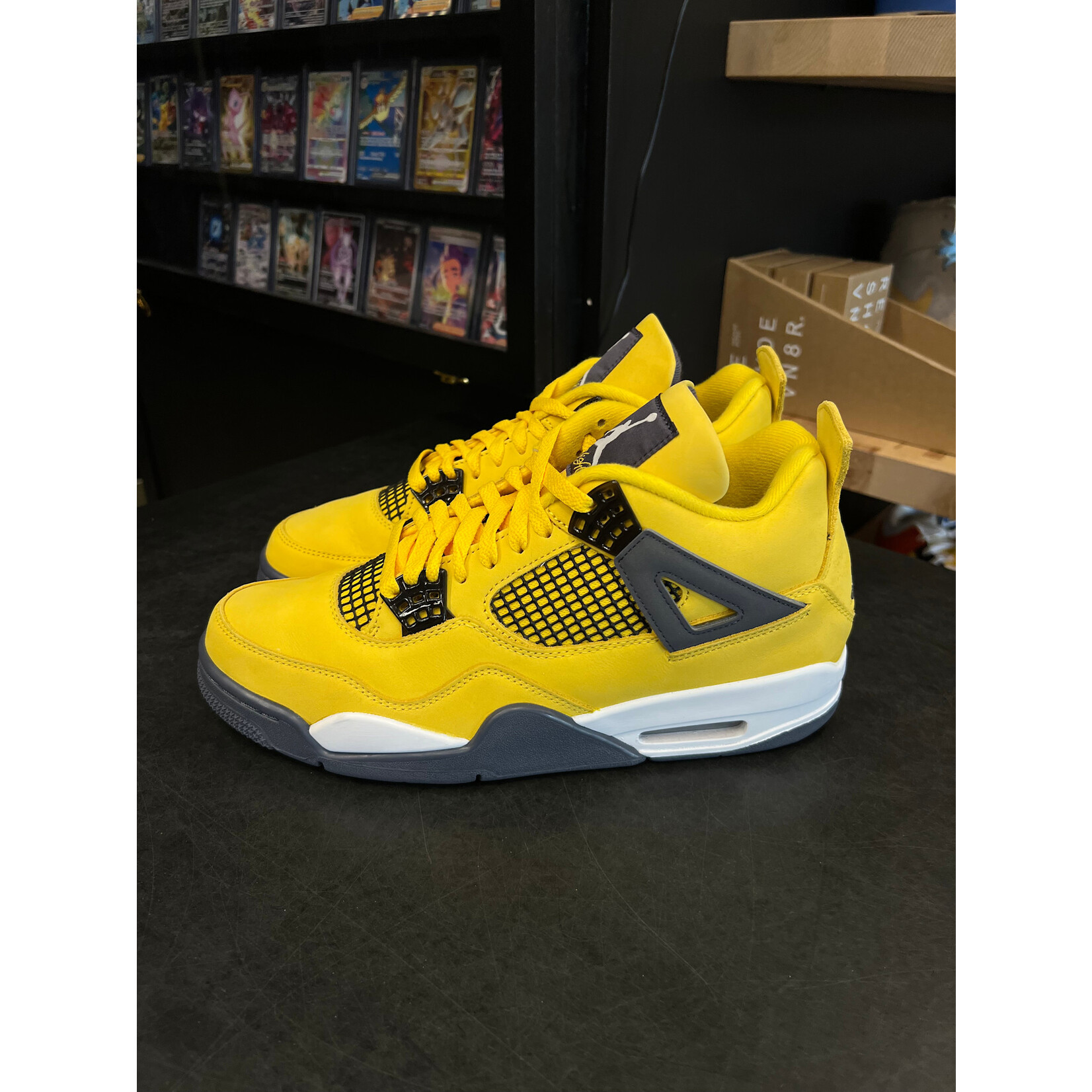 Jordan Jordan 4 Retro Lightning (2021) Size 9.5, PREOWNED