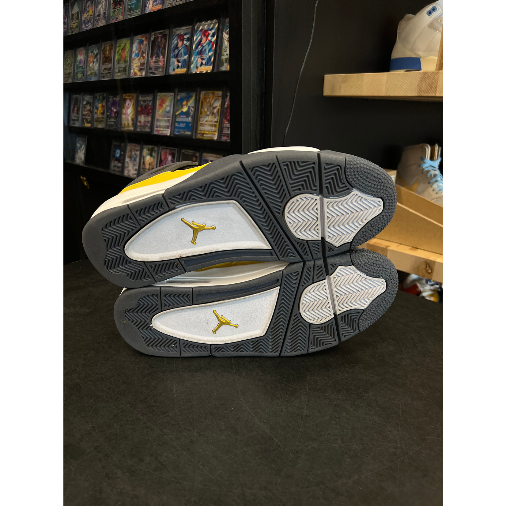 Jordan Jordan 4 Retro Lightning (2021) Size 9.5, PREOWNED