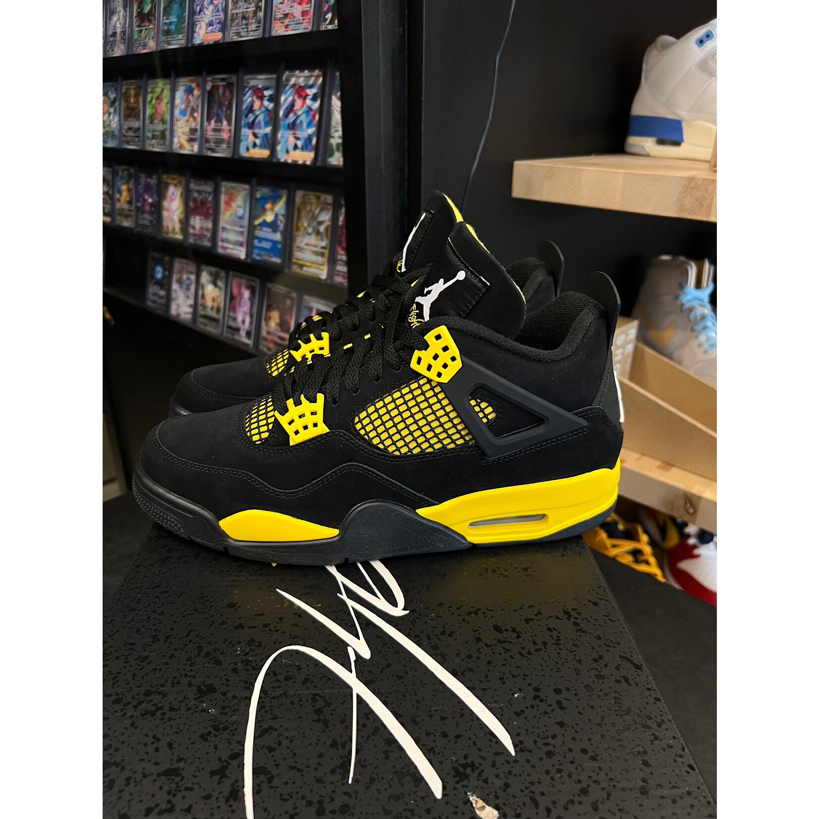Jordan Jordan 4 Retro Thunder (2023) Size 9.5, PREOWNED