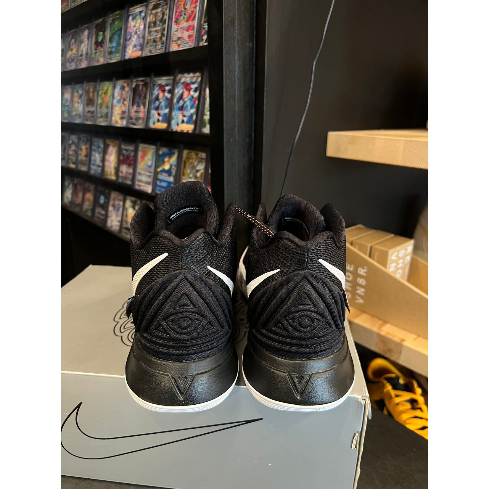Nike Nike Kyrie 5 Friends Size 10.5, PREOWNED