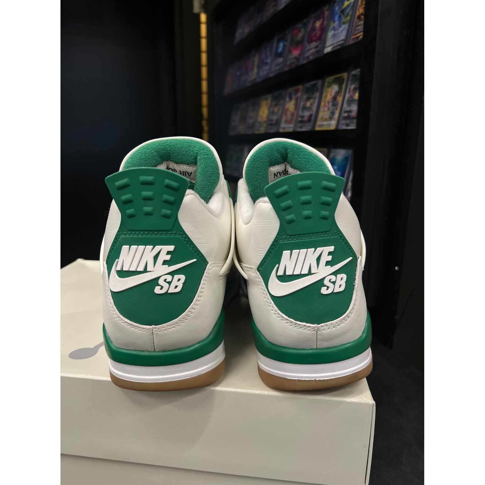 Jordan Jordan 4 Retro SB Pine Green Size 10.5, PREOWNED