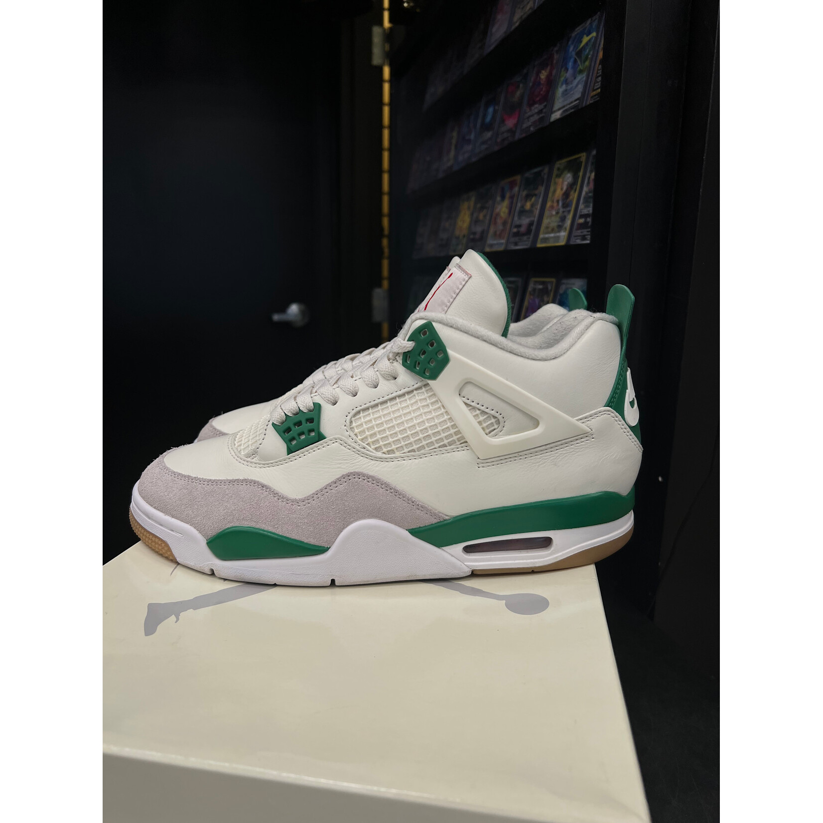 Jordan Jordan 4 Retro SB Pine Green Size 10.5, PREOWNED