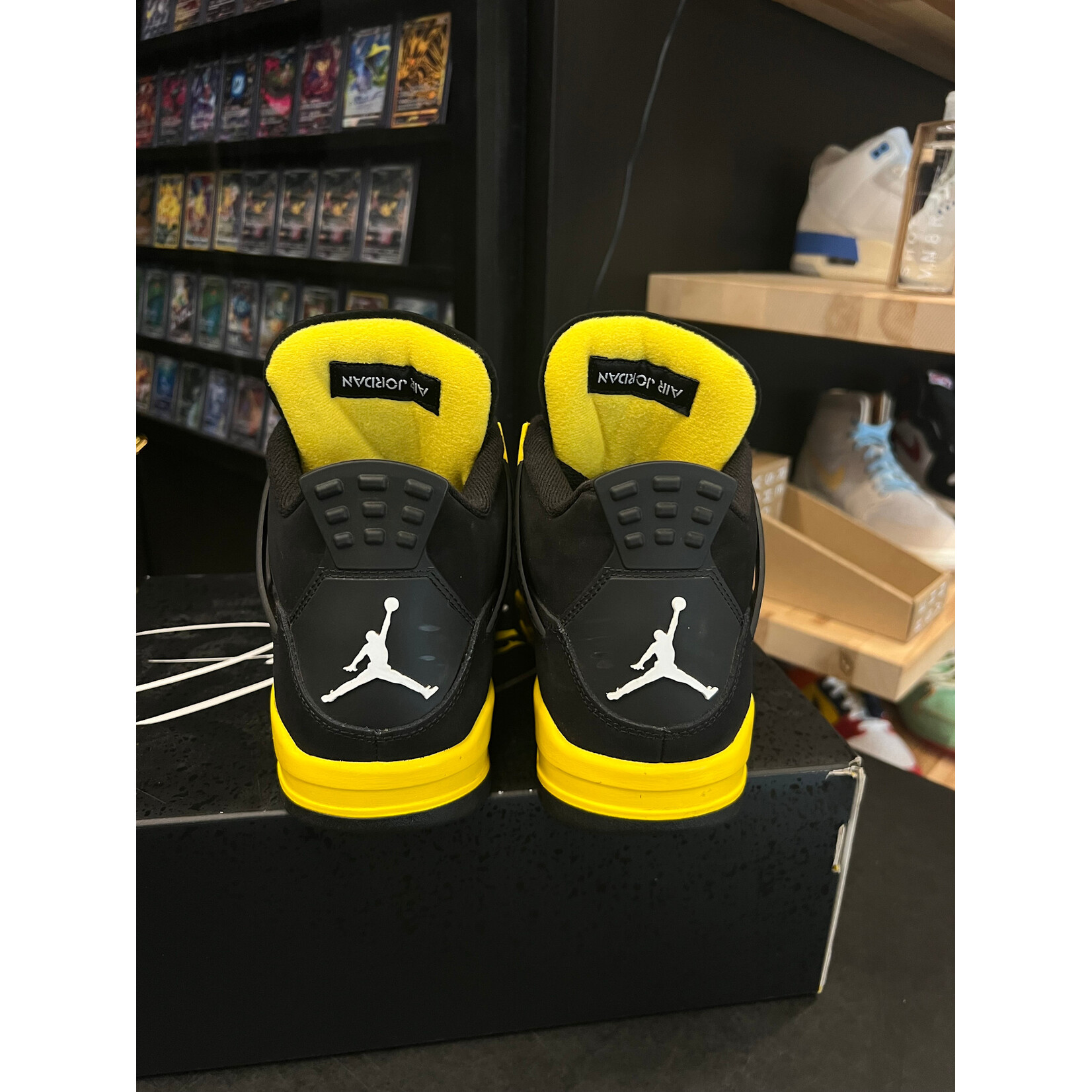 Jordan Jordan 4 Retro Thunder (2023) Size 10, PREOWNED