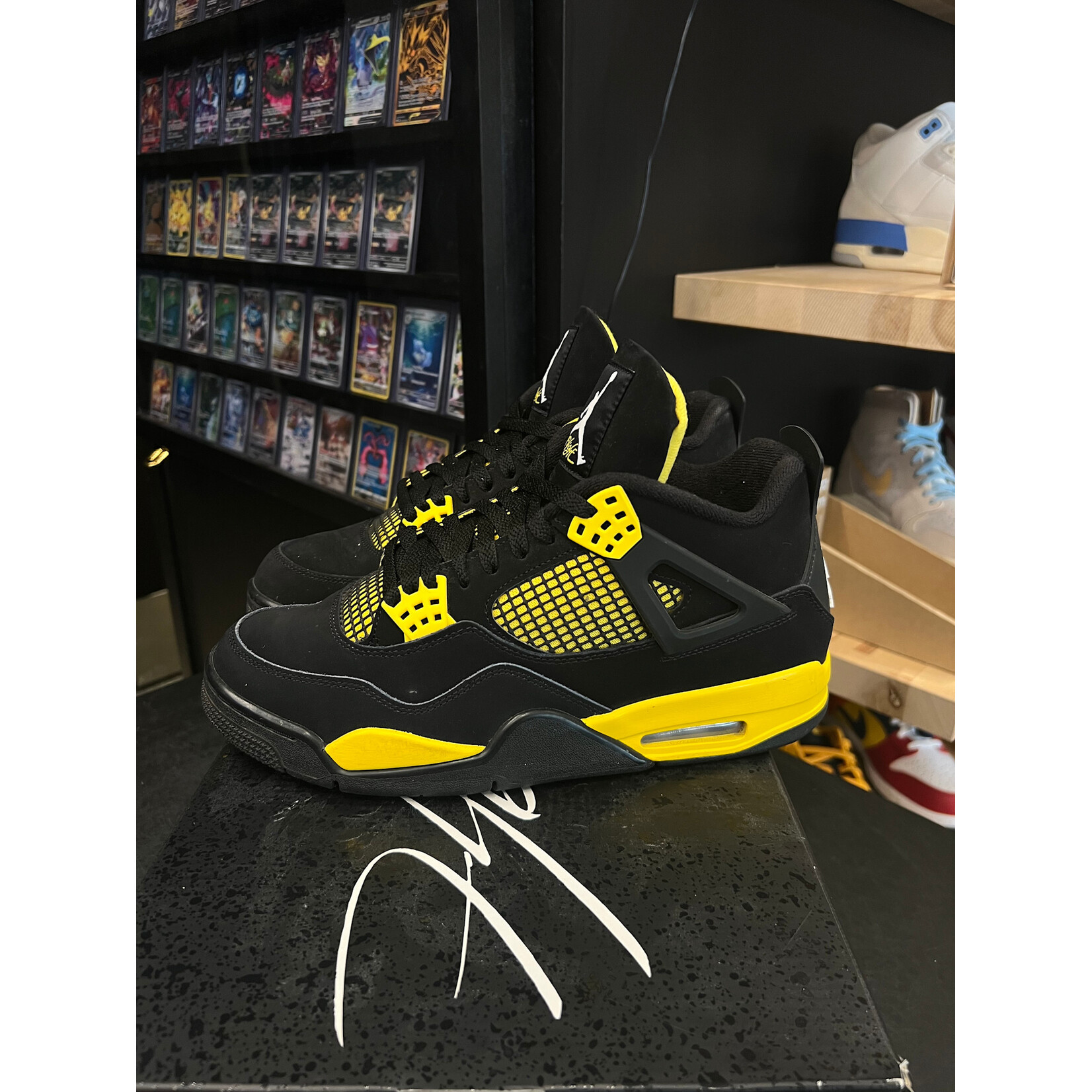 Jordan Jordan 4 Retro Thunder (2023) Size 10, PREOWNED