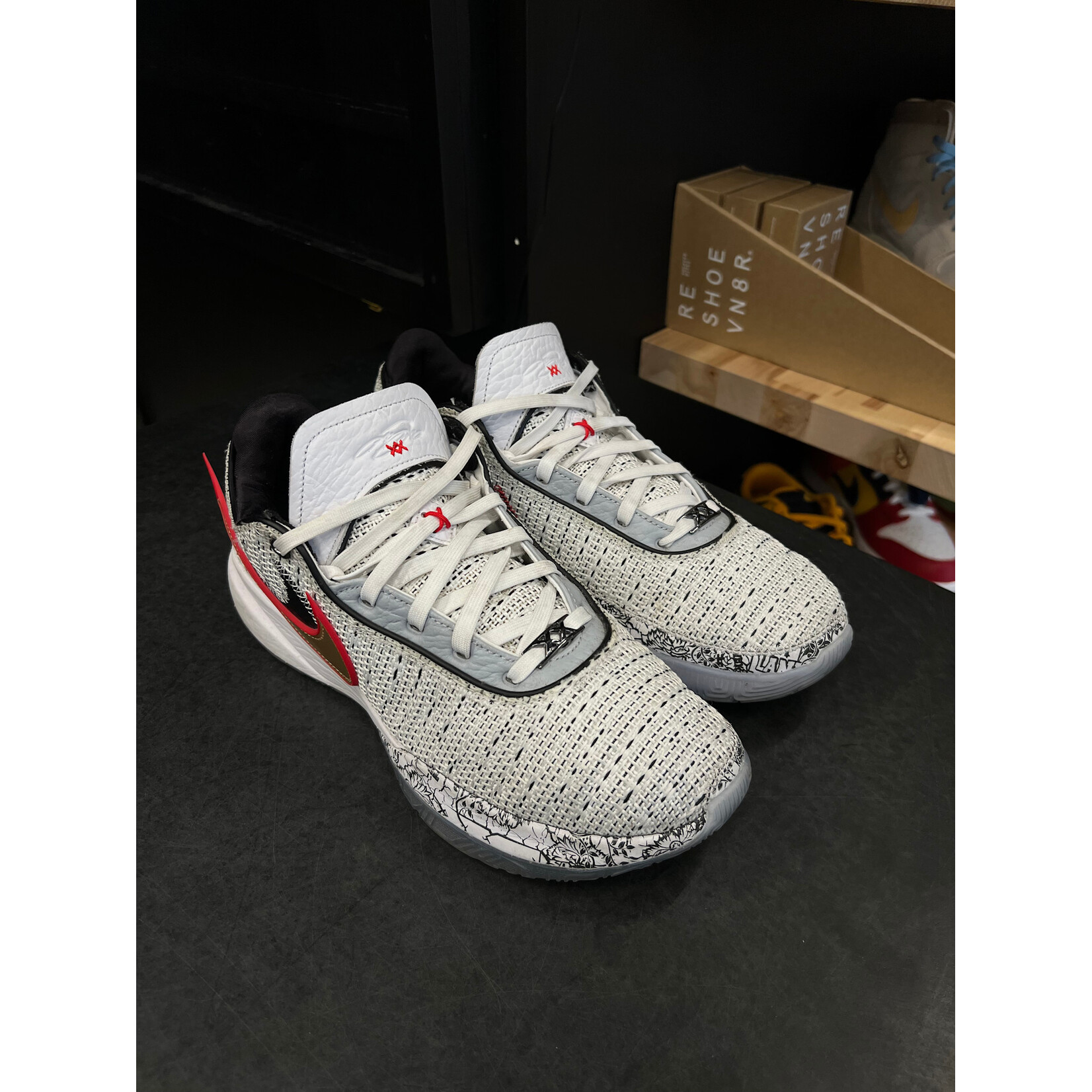 Nike Nike LeBron 20 The Debut Size 11, PREOWNED