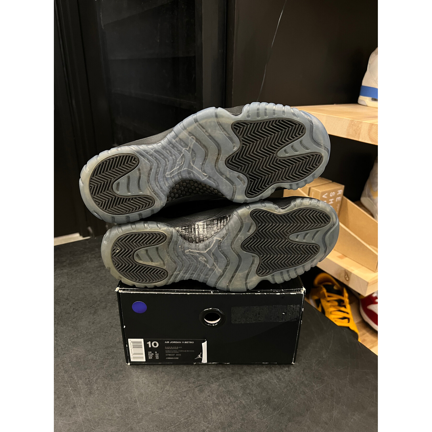 Jordan Jordan 11 Retro Cap and Gown Size 10, PREOWNED