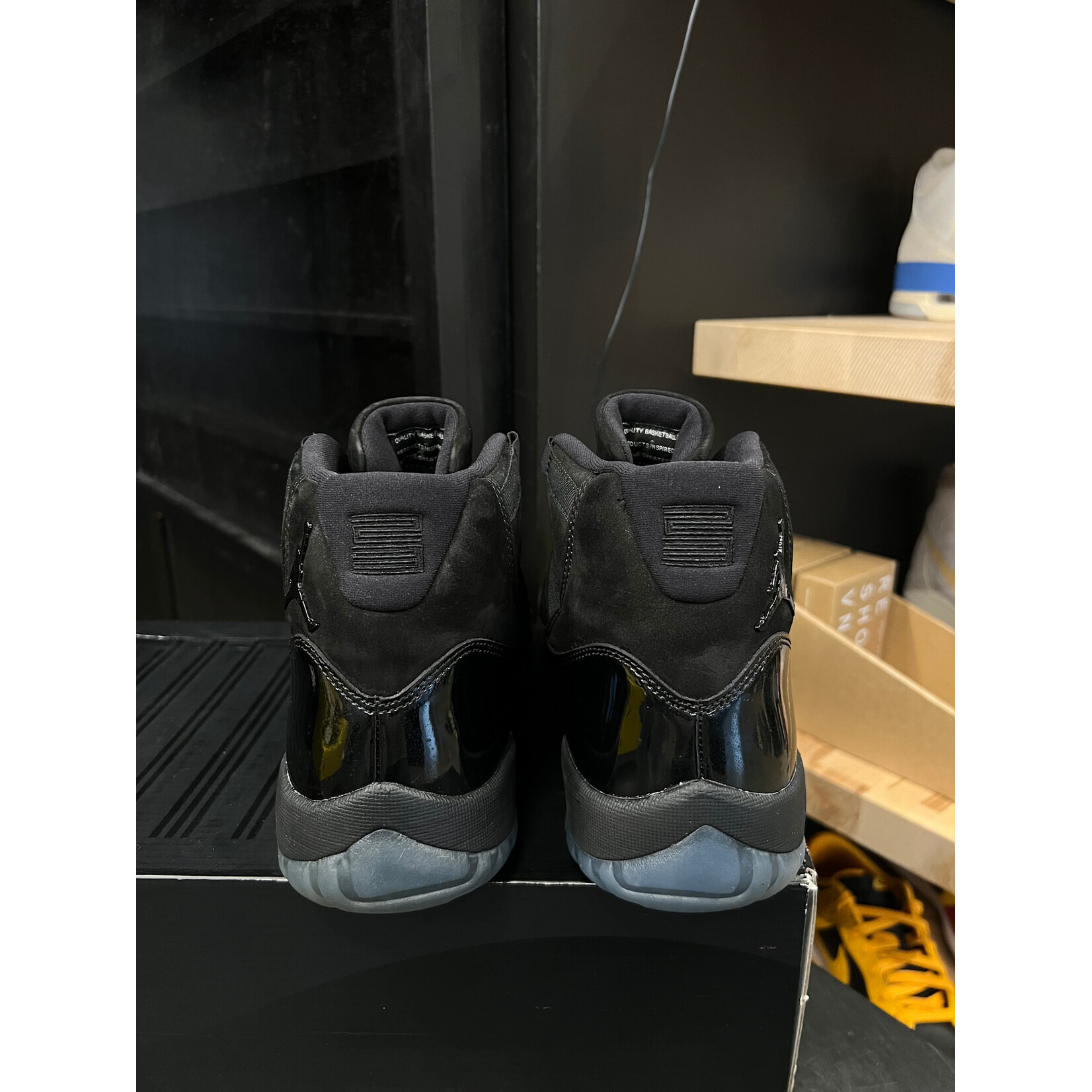 Jordan Jordan 11 Retro Cap and Gown Size 10, PREOWNED