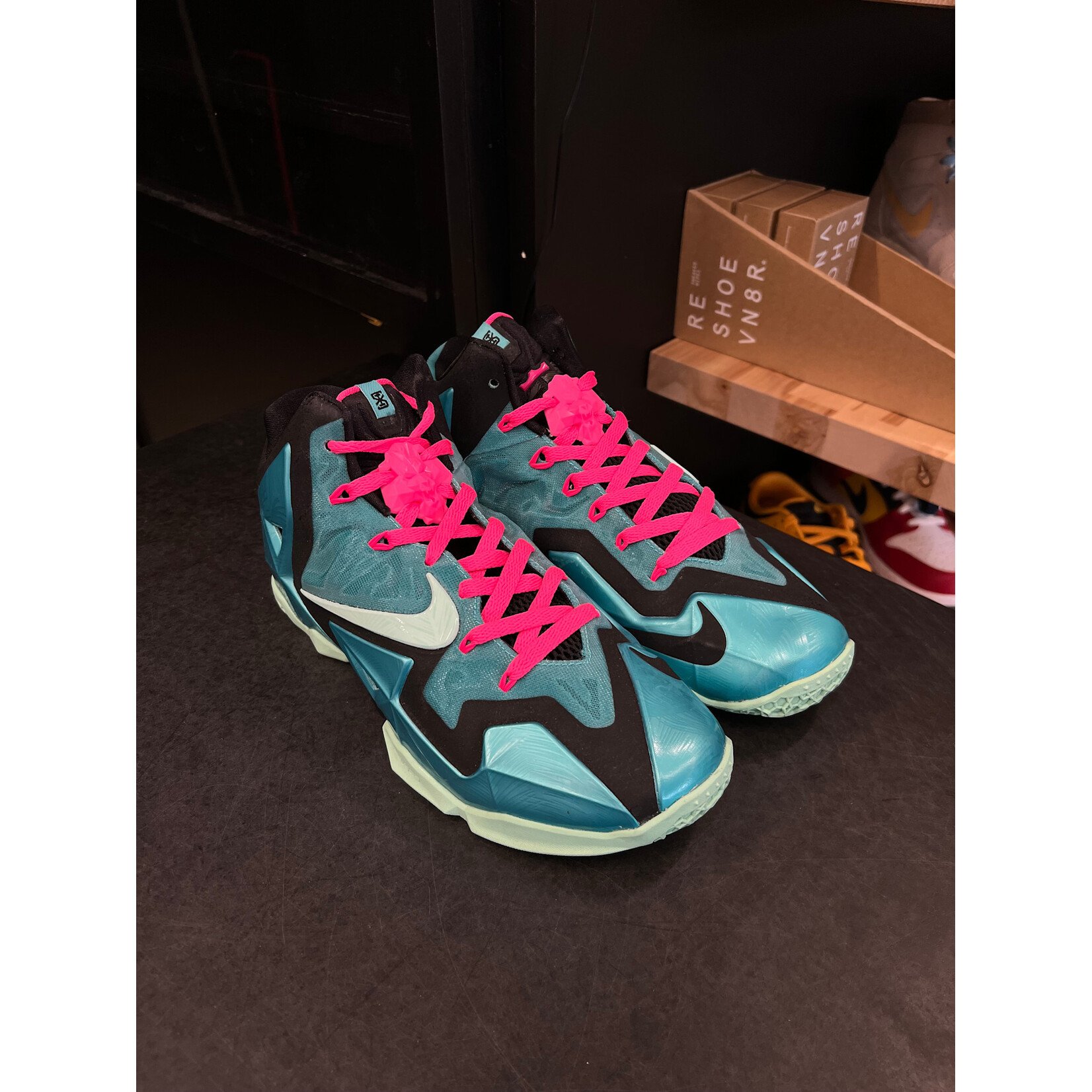 Nike Nike LeBron 11 South Beach Size 9, PREOWNED