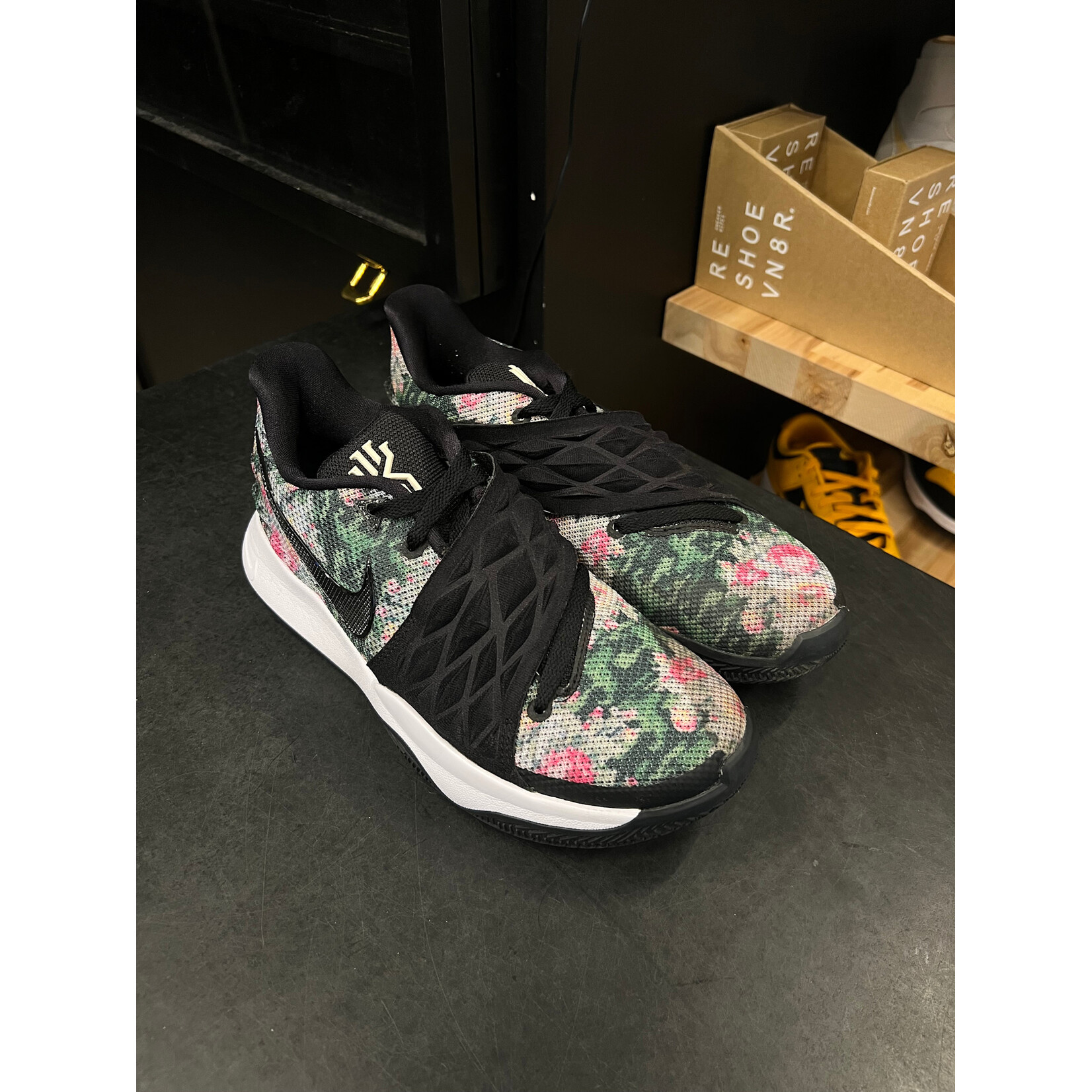 Nike Nike Kyrie Low 1 Floral Size 8.5, PREOWNED